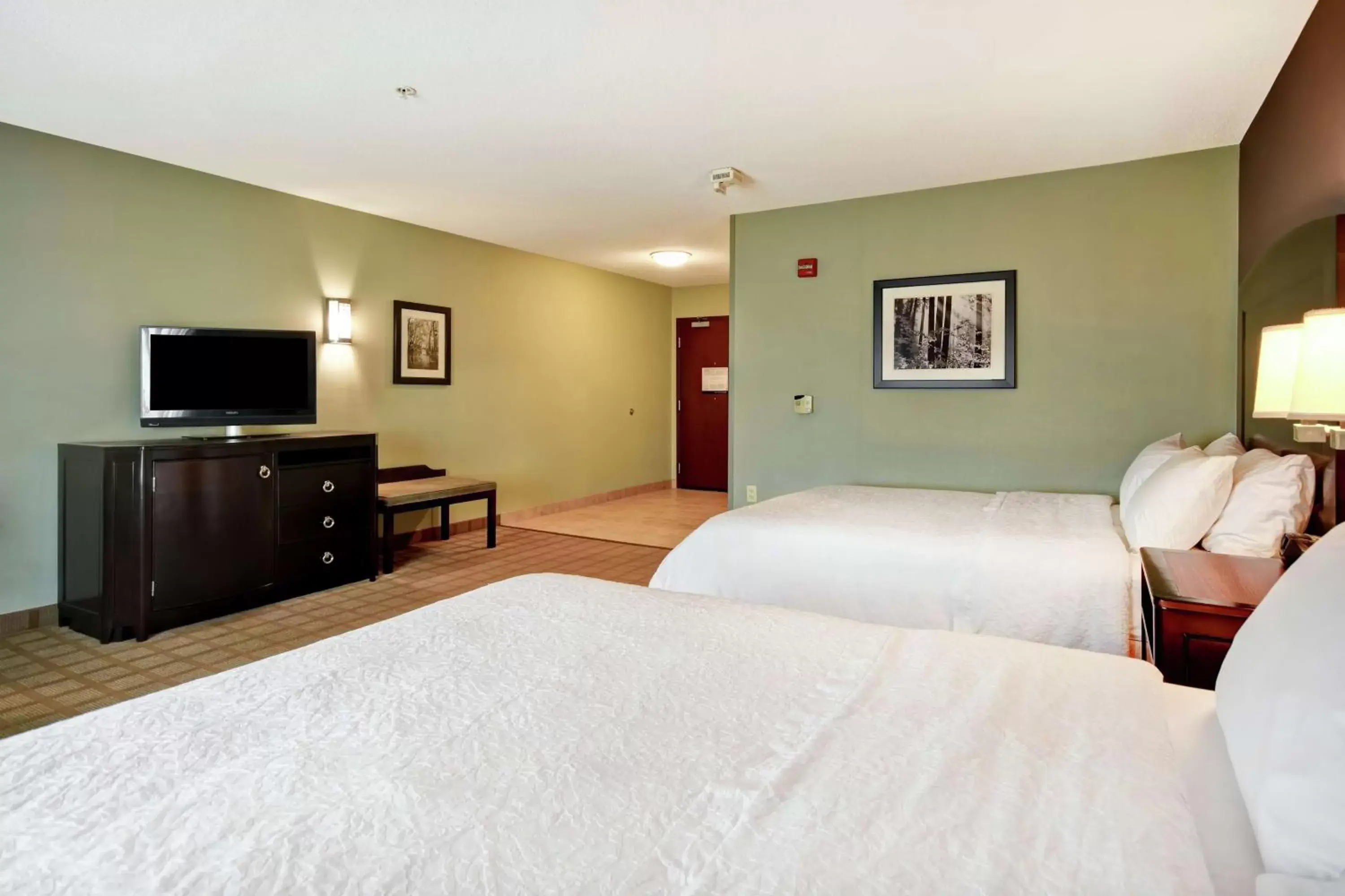 Bedroom, Bed in Hampton Inn & Suites Detroit-Canton