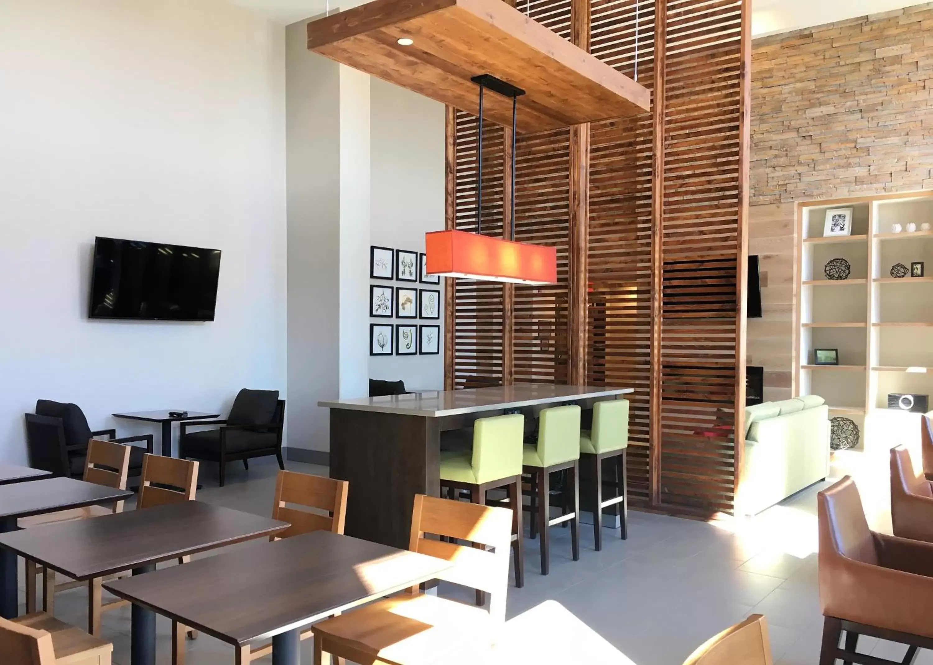 Communal lounge/ TV room in Country Inn & Suites by Radisson Ocean City
