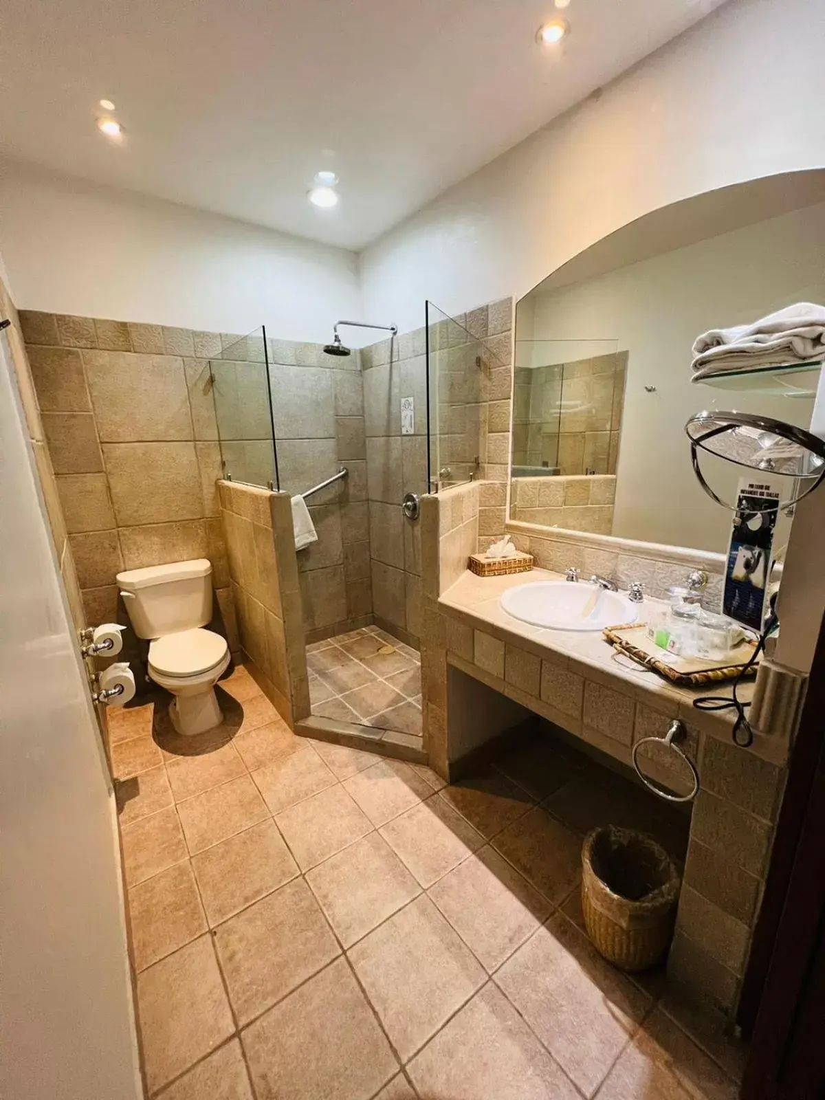 Shower, Bathroom in Hotel Hacienda Los Laureles