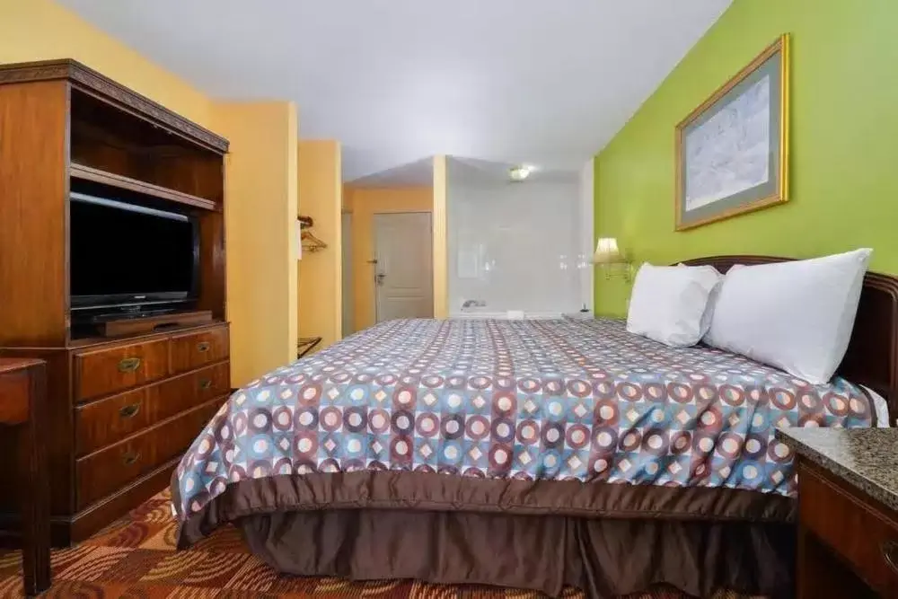 Bed in Super 8 by Wyndham Lake of the Ozarks