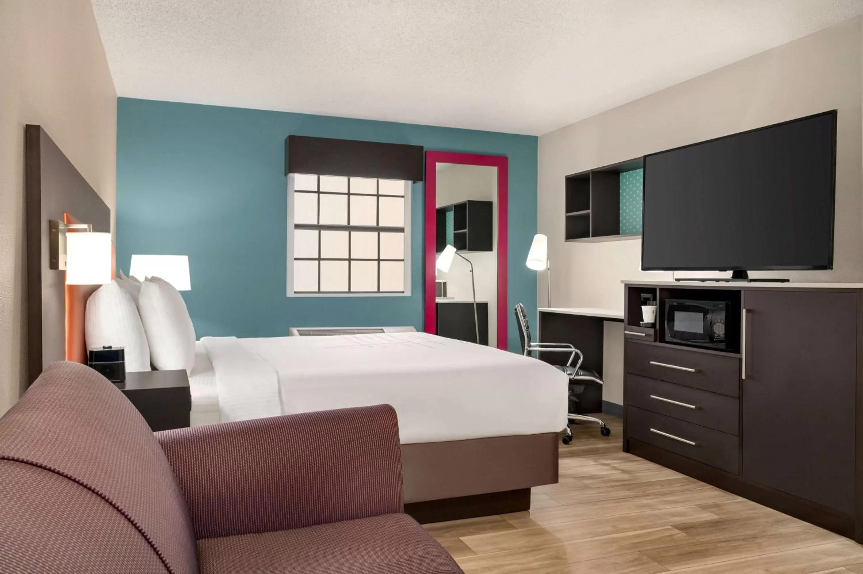 Photo of the whole room, Bed in La Quinta Inn by Wyndham Columbus Airport Area
