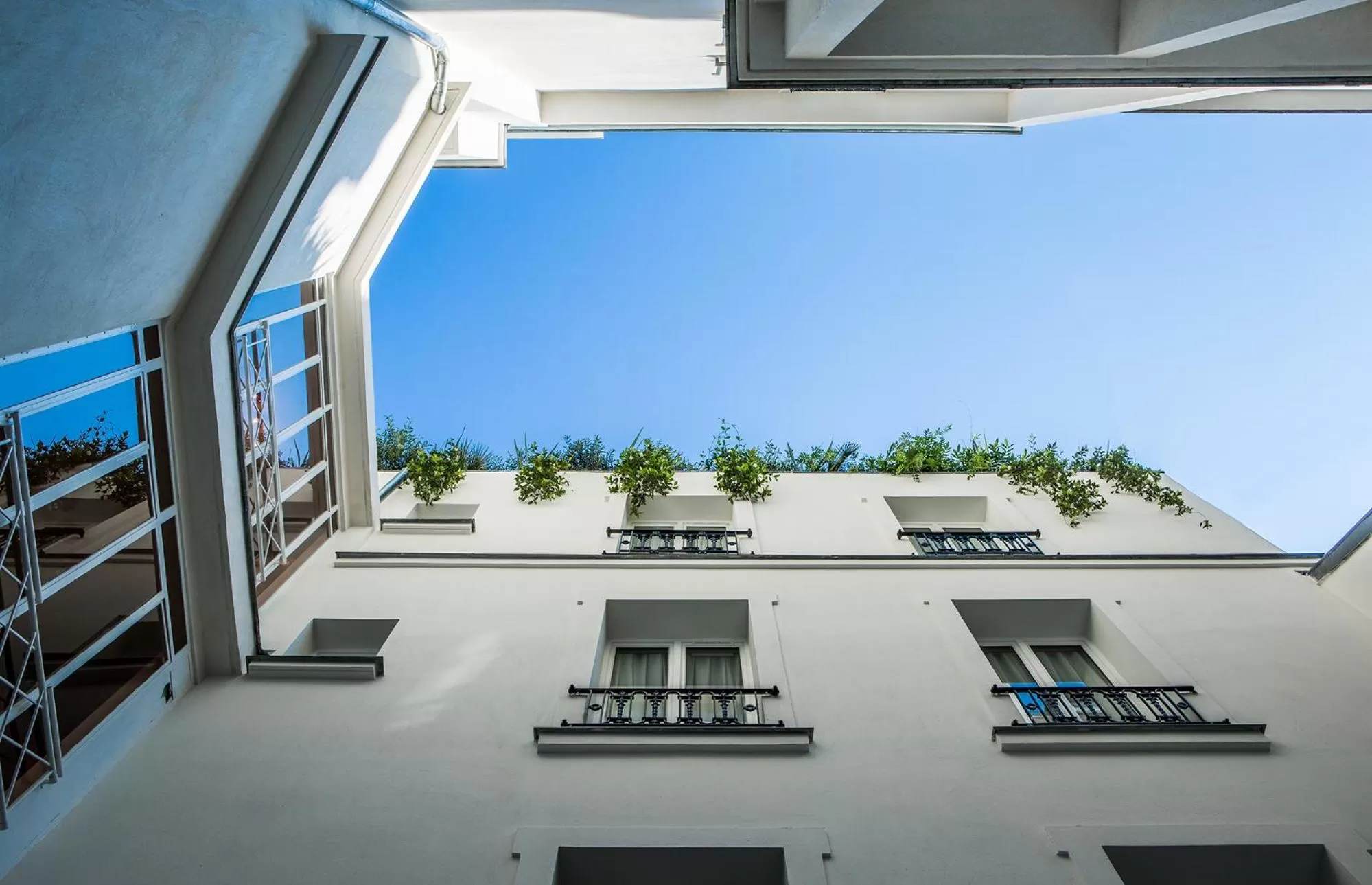 Property building in Hôtel du Rond-point des Champs-Élysées - Esprit de France