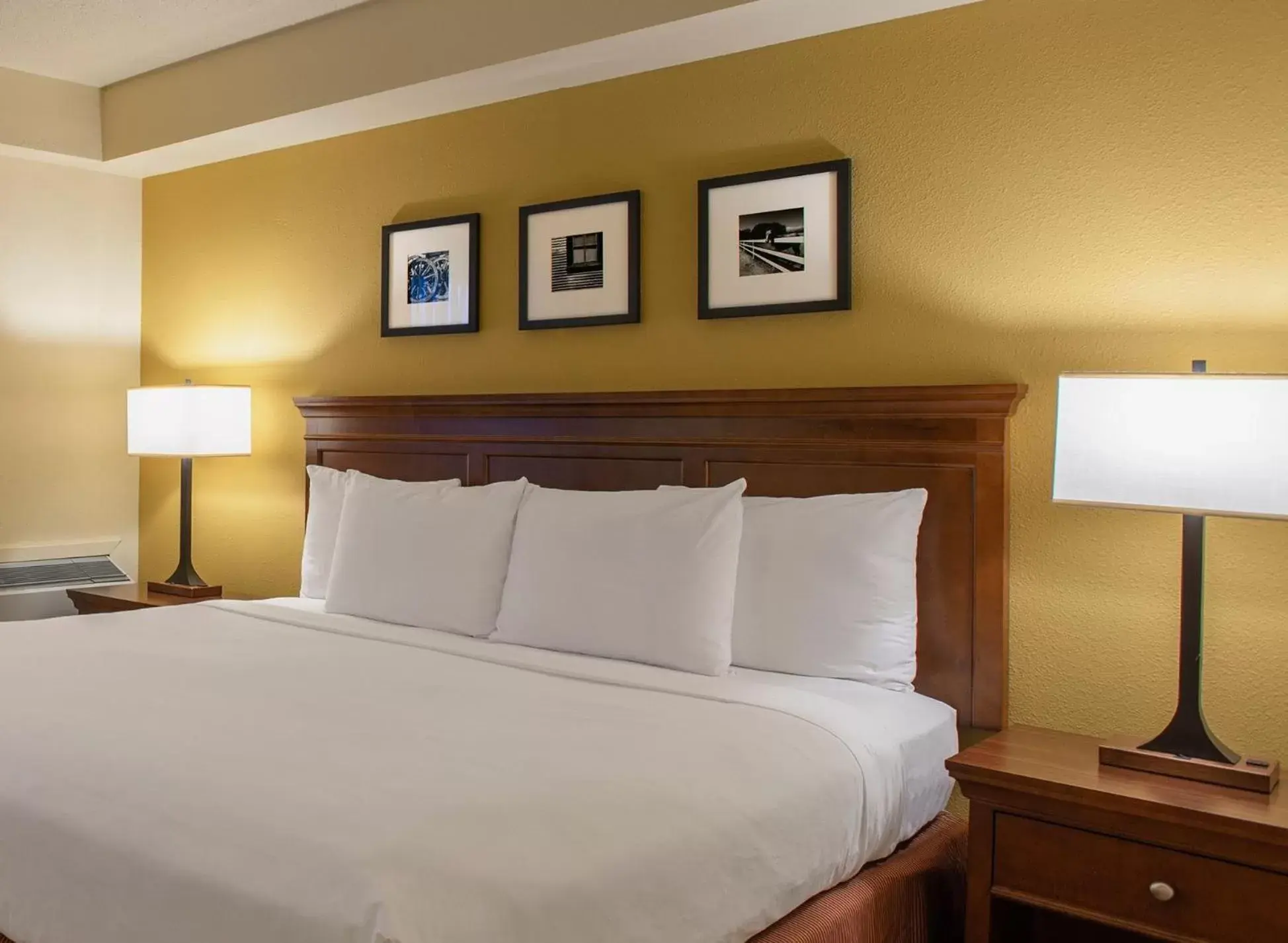 Bed in Travelodge Suites by Wyndham Regina - Eastgate Bay