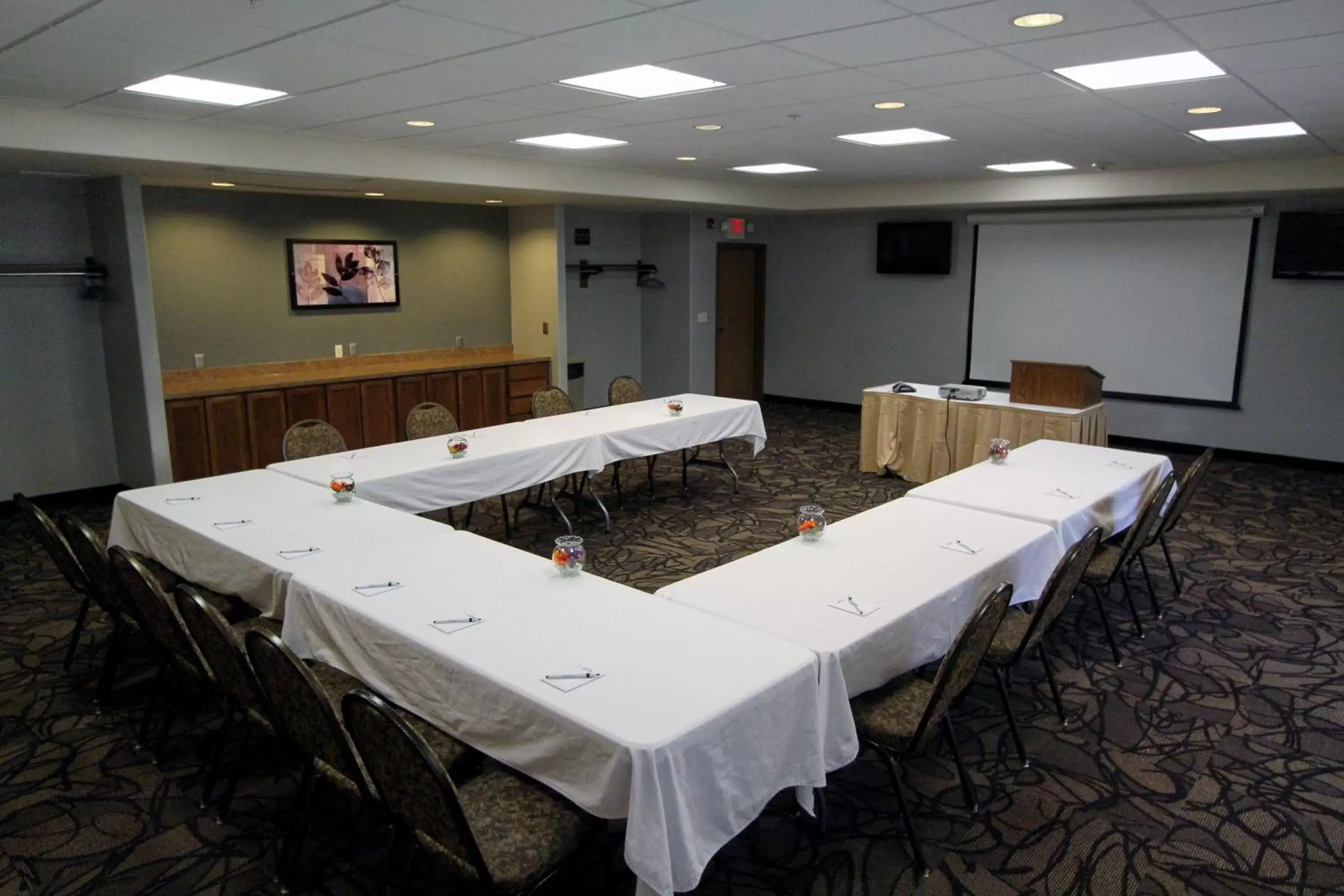 Meeting/conference room in Expressway Suites Fargo