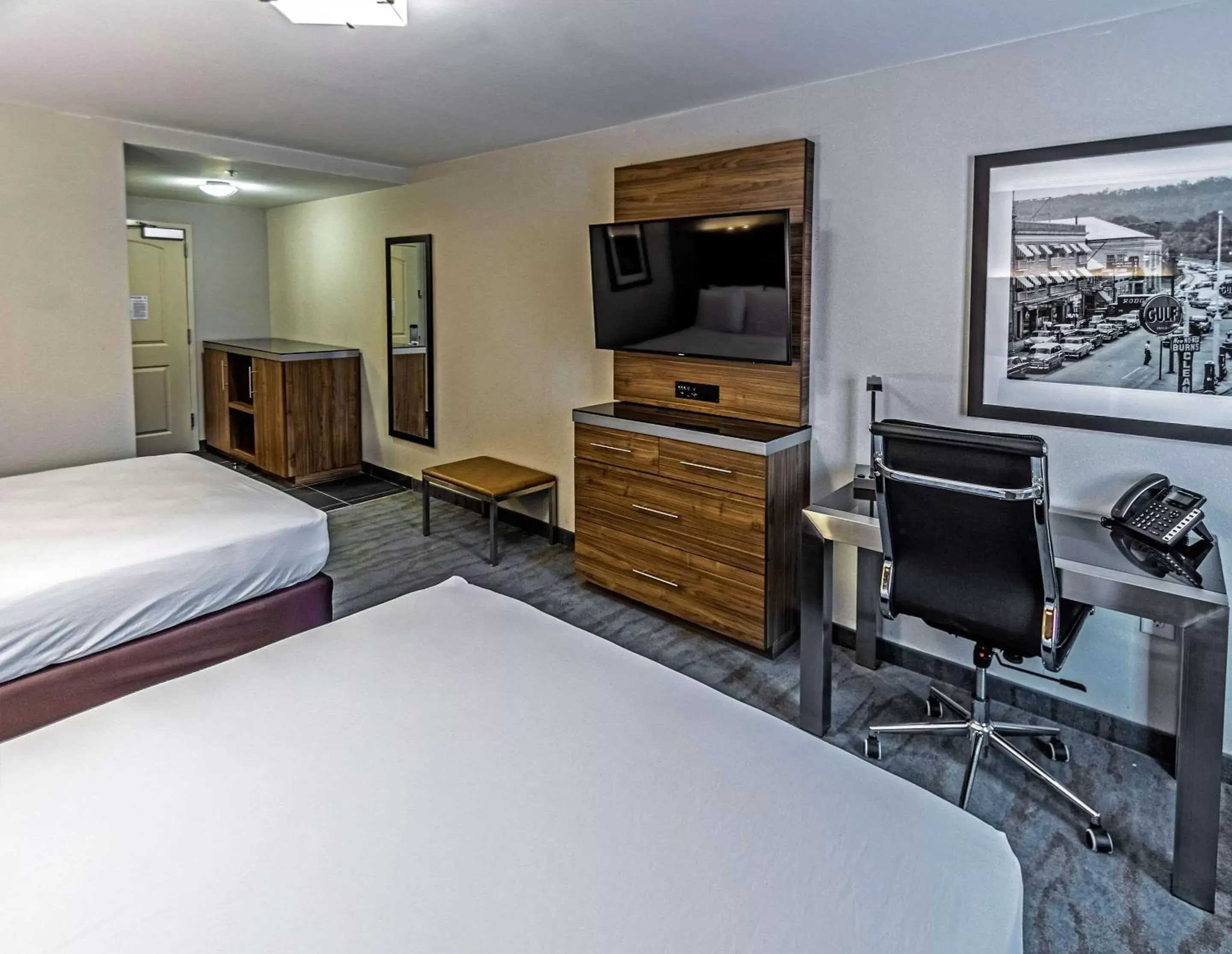 Bed, TV/Entertainment Center in The Penn Stroud, Stroudsburg - Poconos, Ascend Hotel Collection