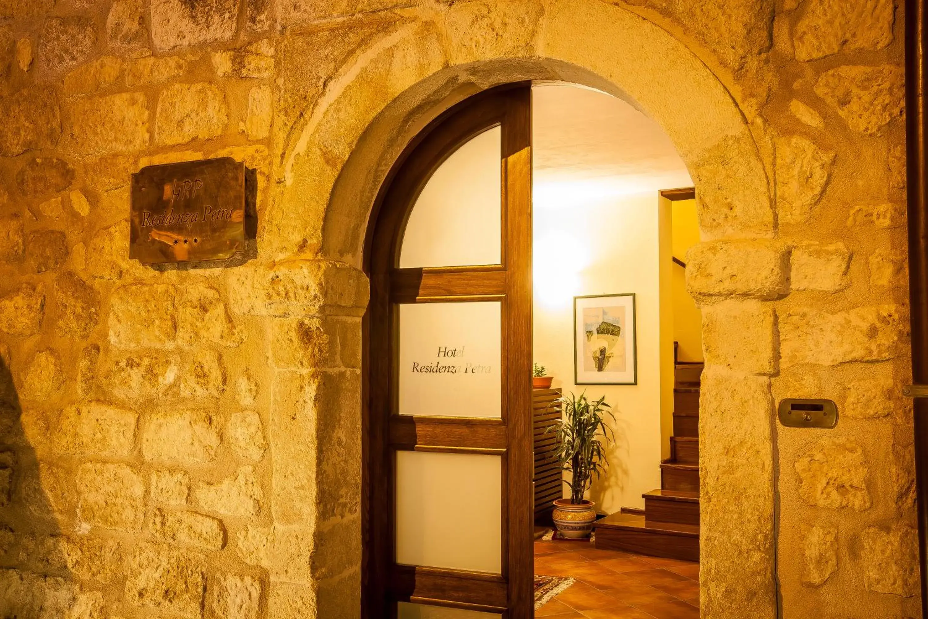 Facade/entrance, Bathroom in Hotel Residenza Petra