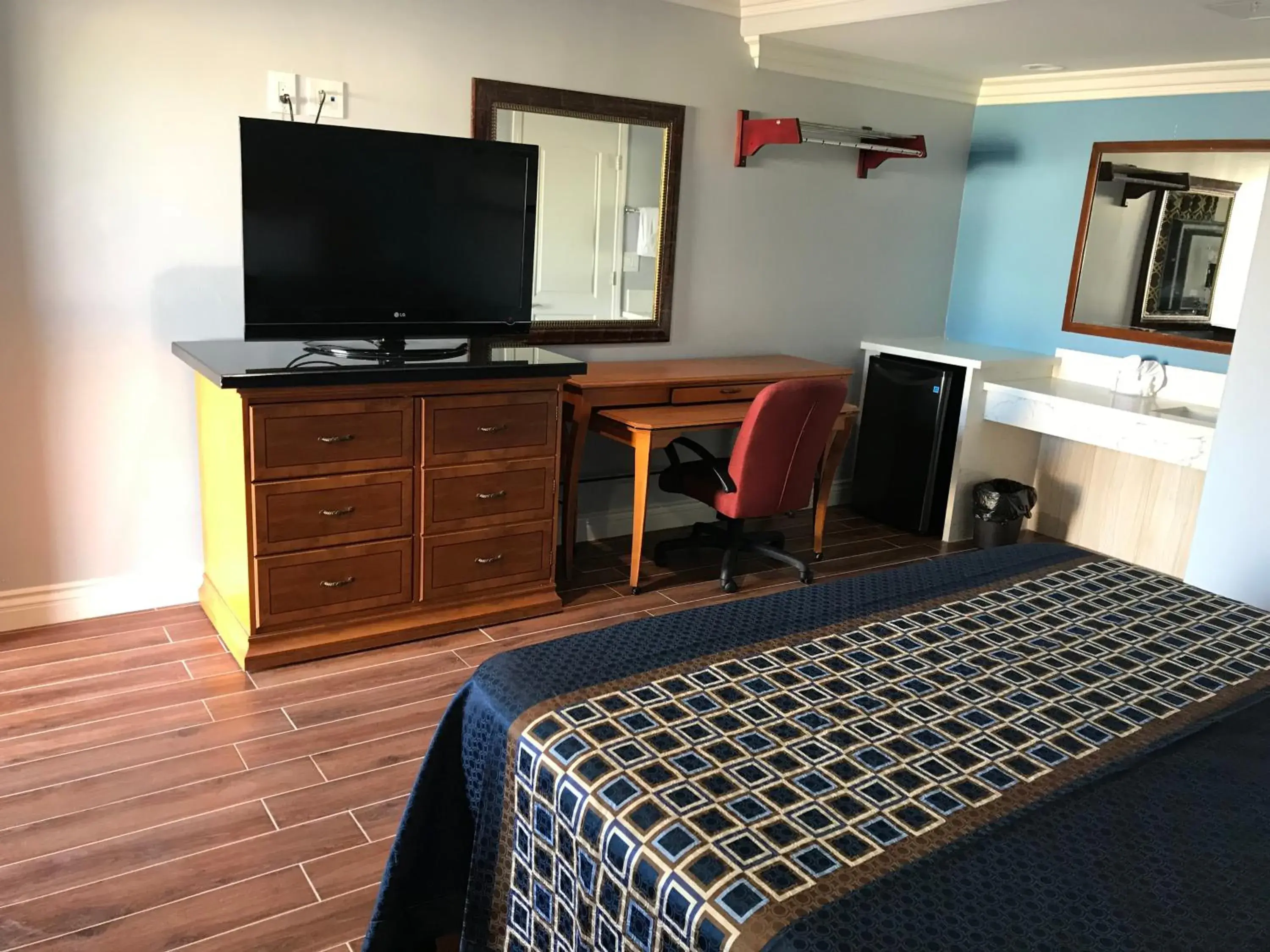 Bed, TV/Entertainment Center in Driftwood Motel