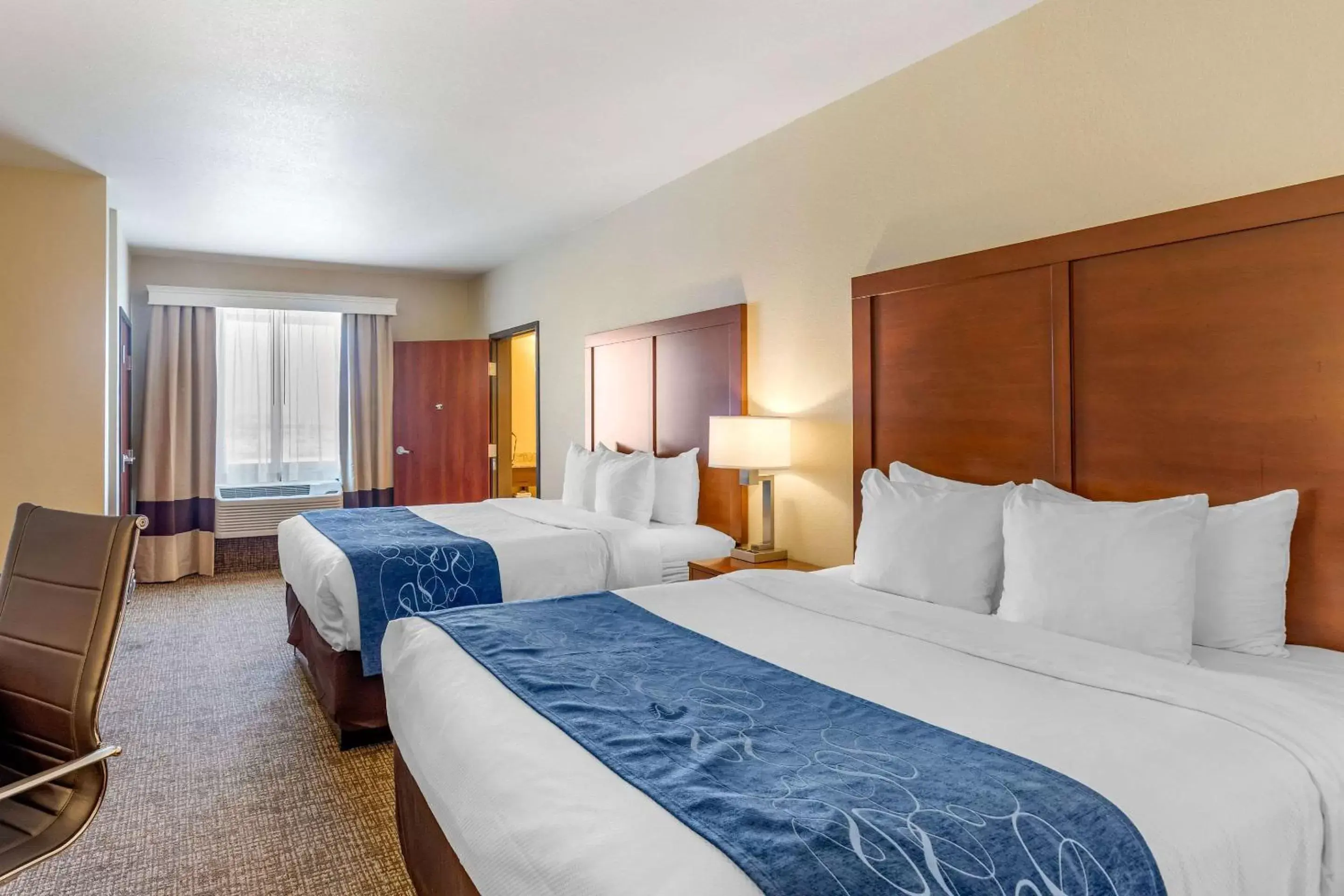 Photo of the whole room, Bed in Comfort Suites Near Denver Downtown