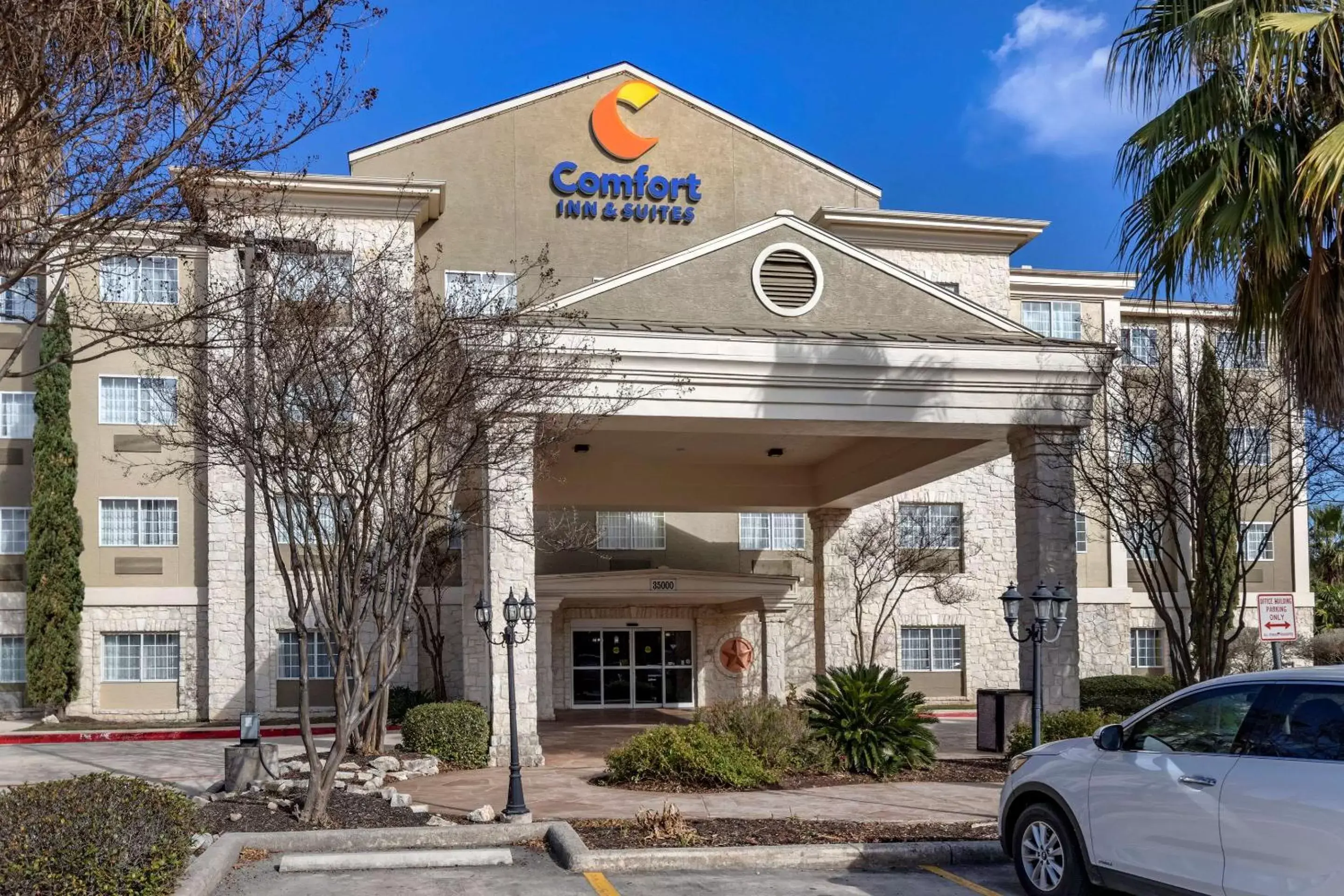 Property Building in Comfort Inn & Suites Texas Hill Country