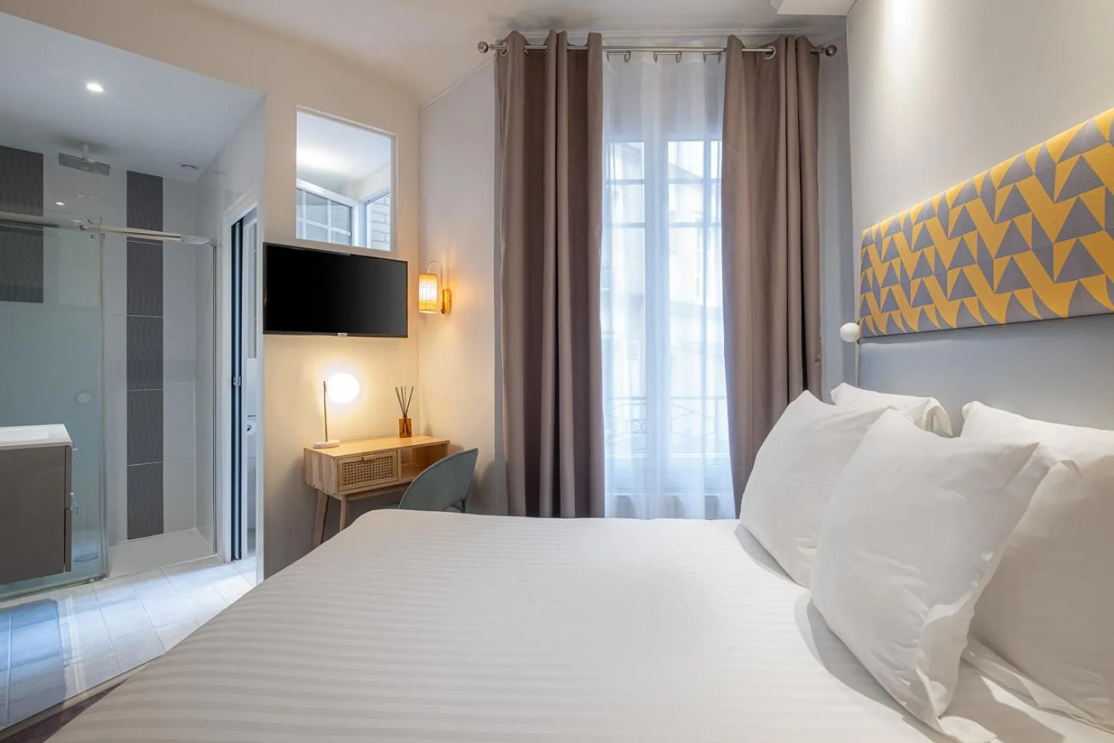 Bedroom, Bed in Makom Pereire