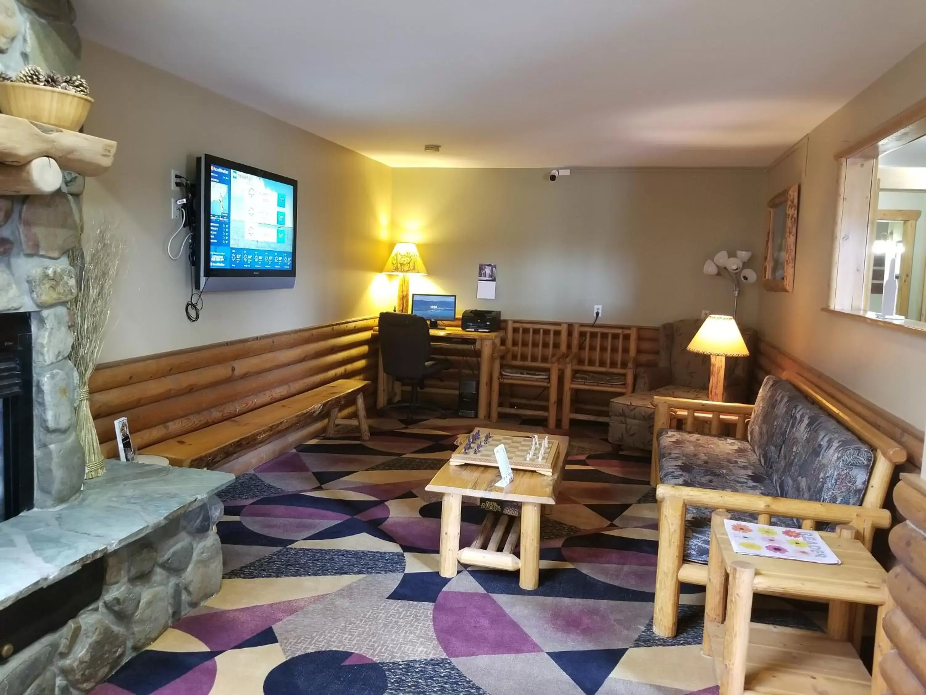 Communal lounge/ TV room, Seating Area in Days Inn by Wyndham Sandpoint