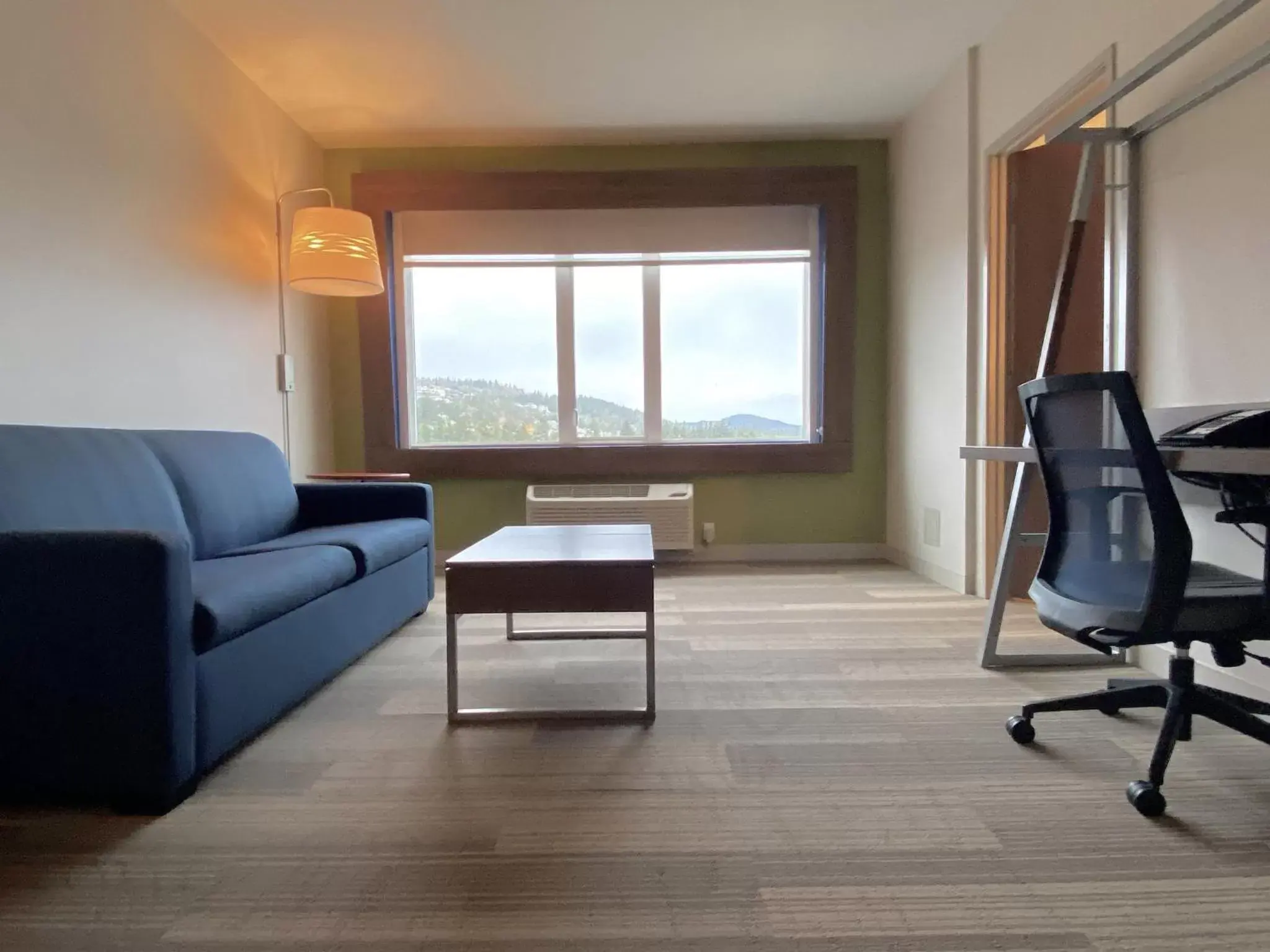 Photo of the whole room, Seating Area in Holiday Inn Express & Suites - Courtenay - Comox, an IHG Hotel