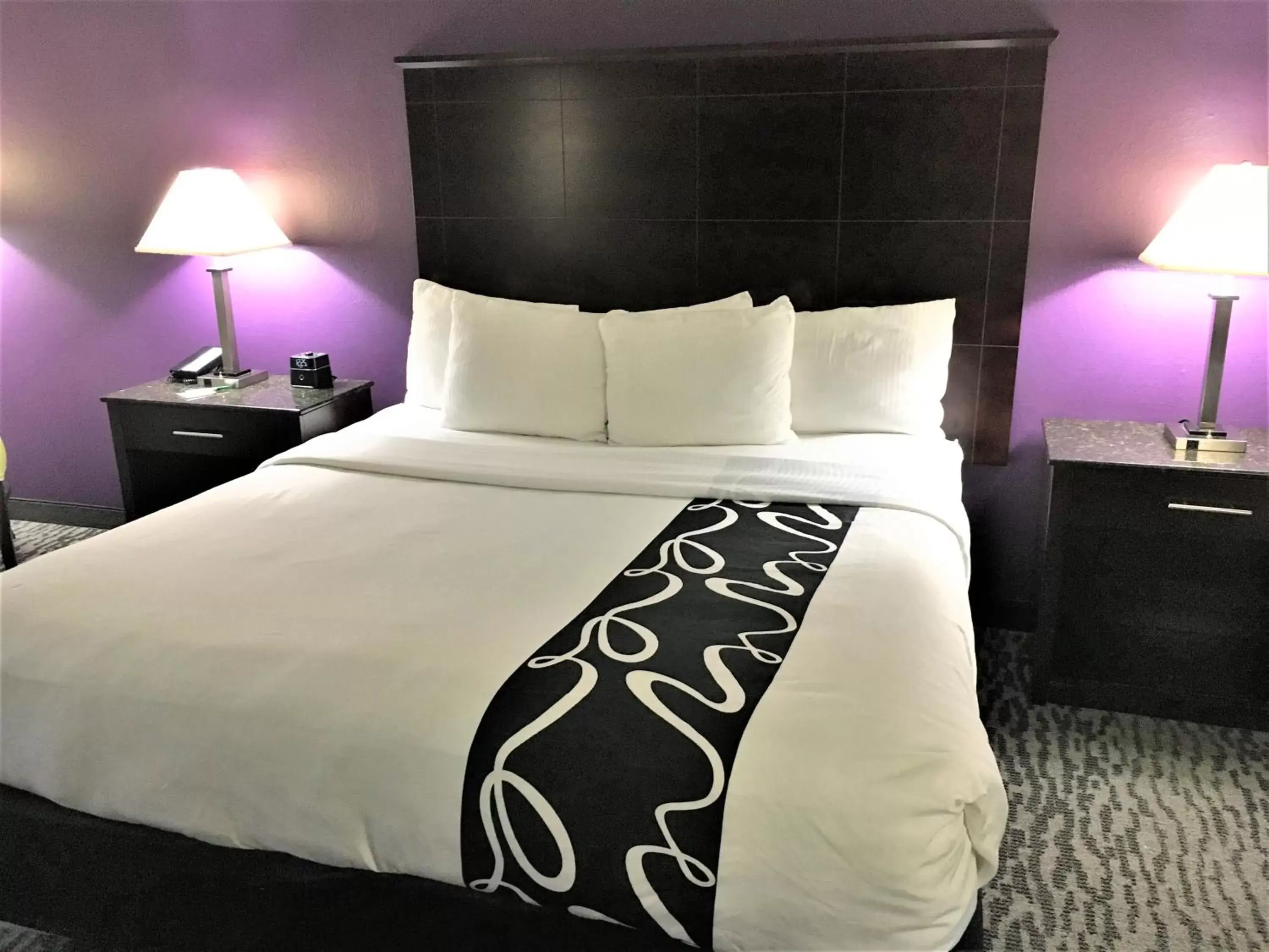 Bed in La Quinta Inn & Suites by Wyndham Louisville East