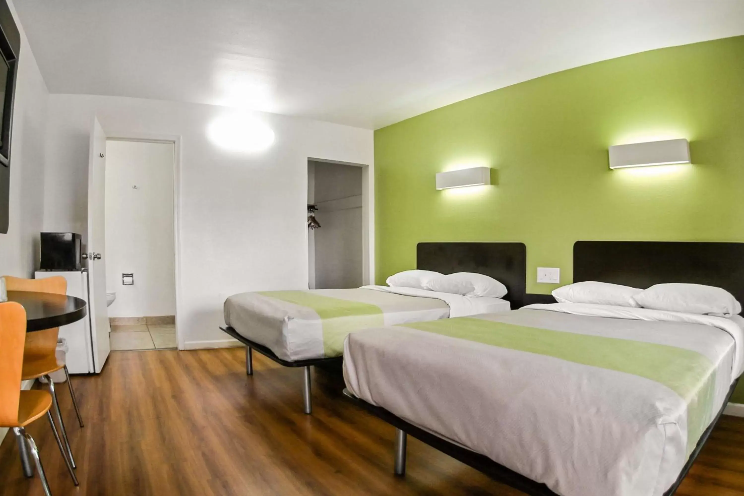 TV and multimedia, Bed in Motel 6-Visalia, CA