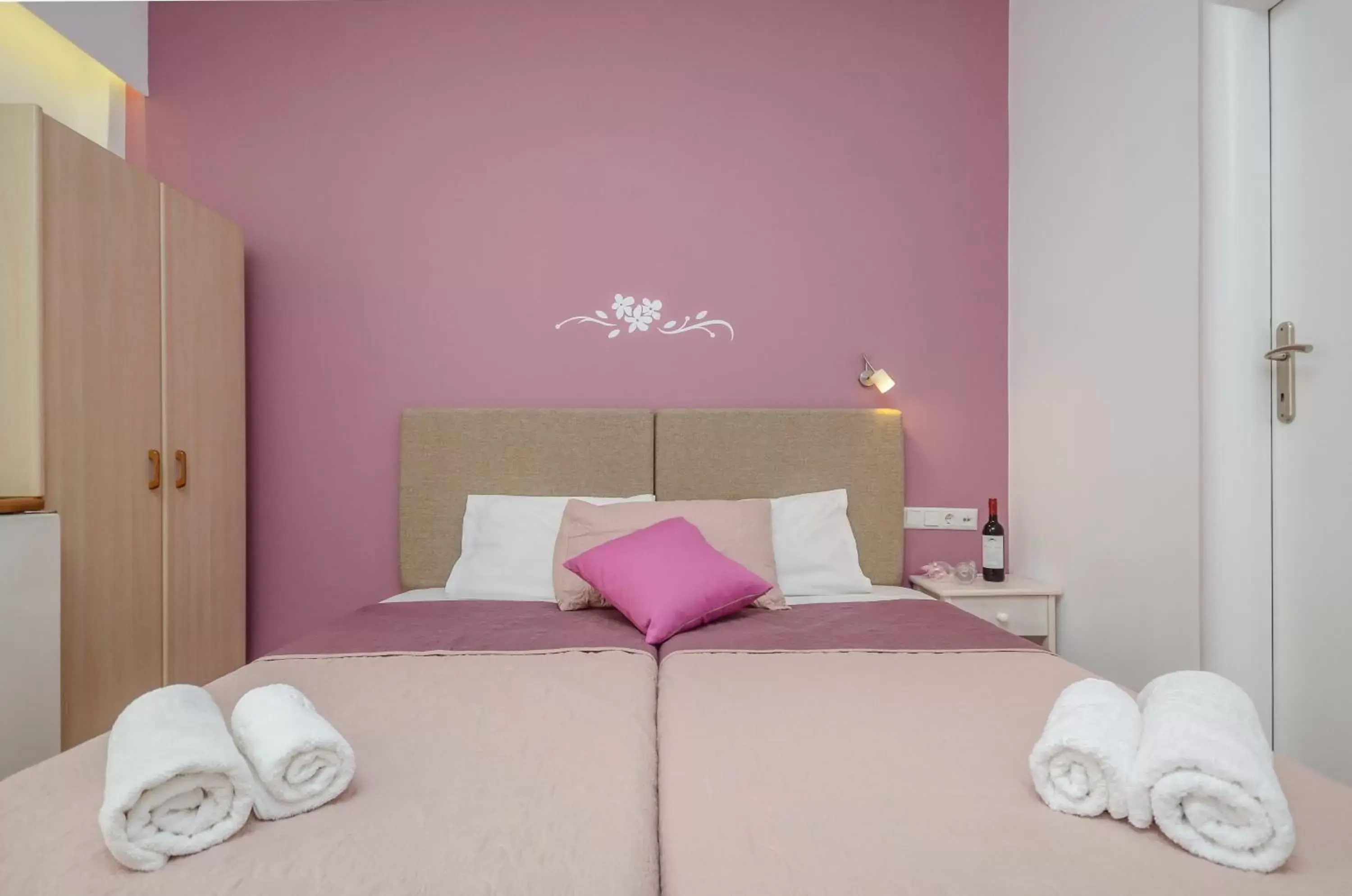 Deluxe Twin Room in Panormos Hotel and Studios Deluxe Twin Room in Panormos Hotel and Studios