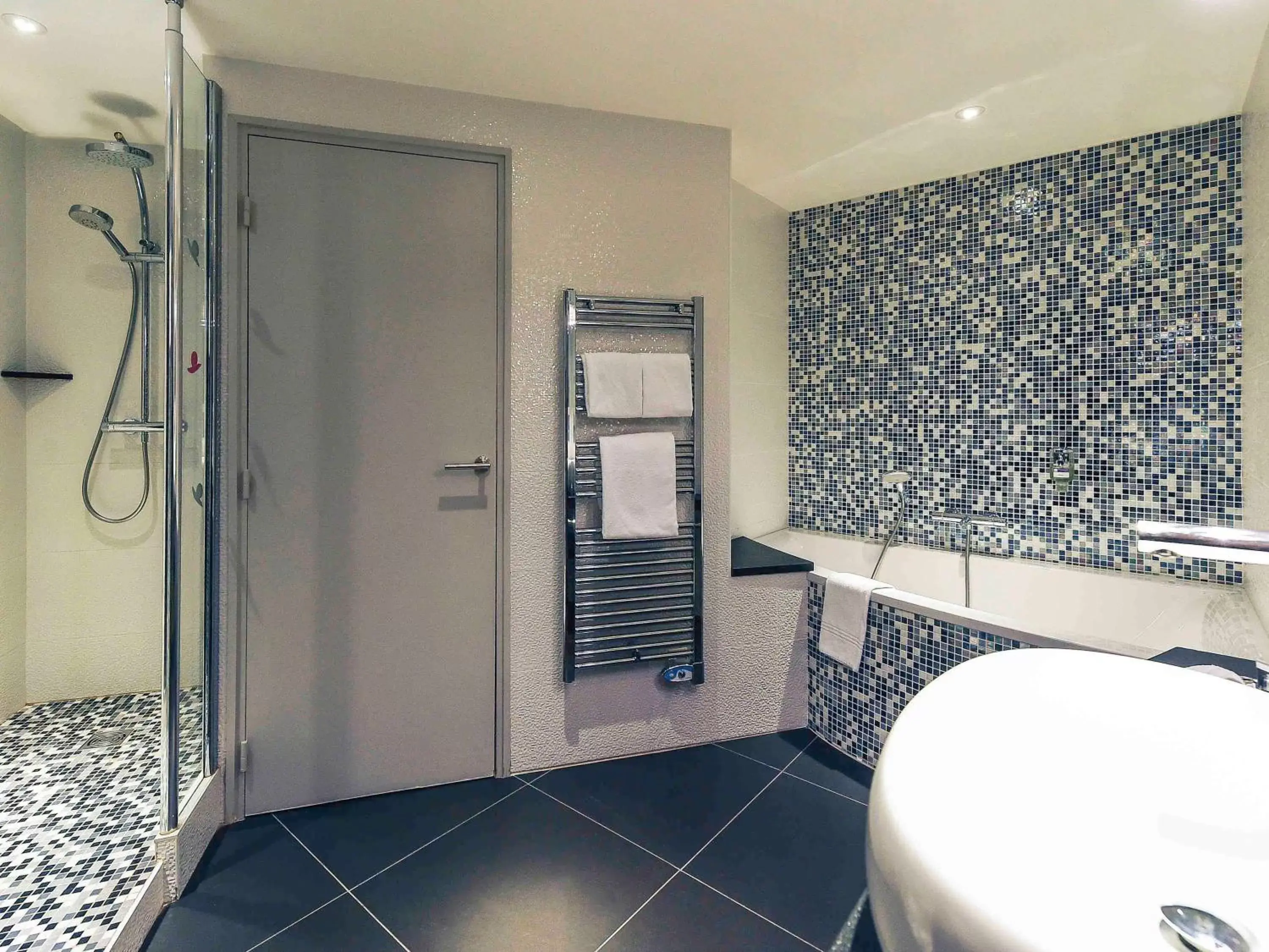 Bathroom in Mercure Dijon Centre Clemenceau