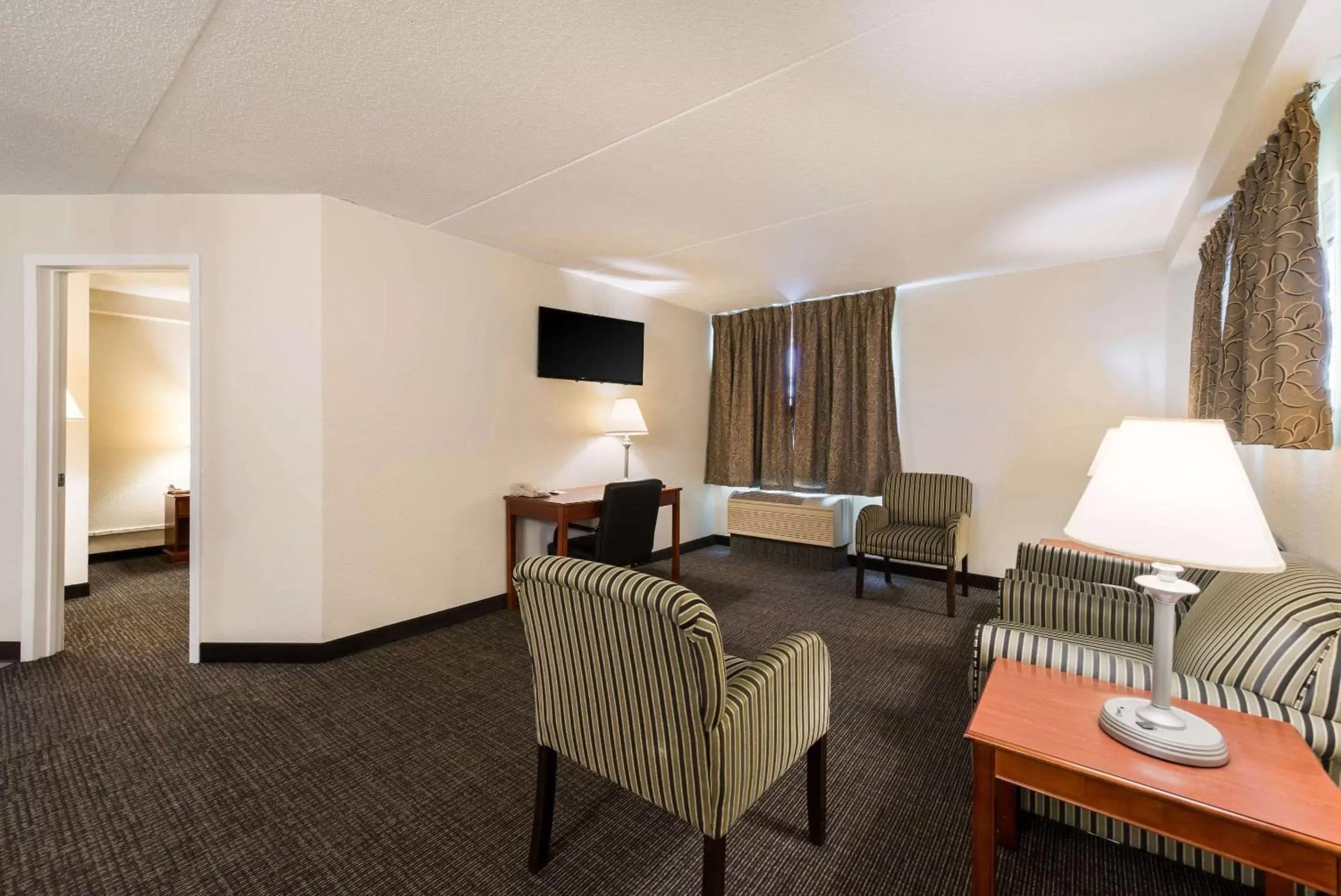 Photo of the whole room, Seating Area in Quality Inn Bradley- Bourbonnais