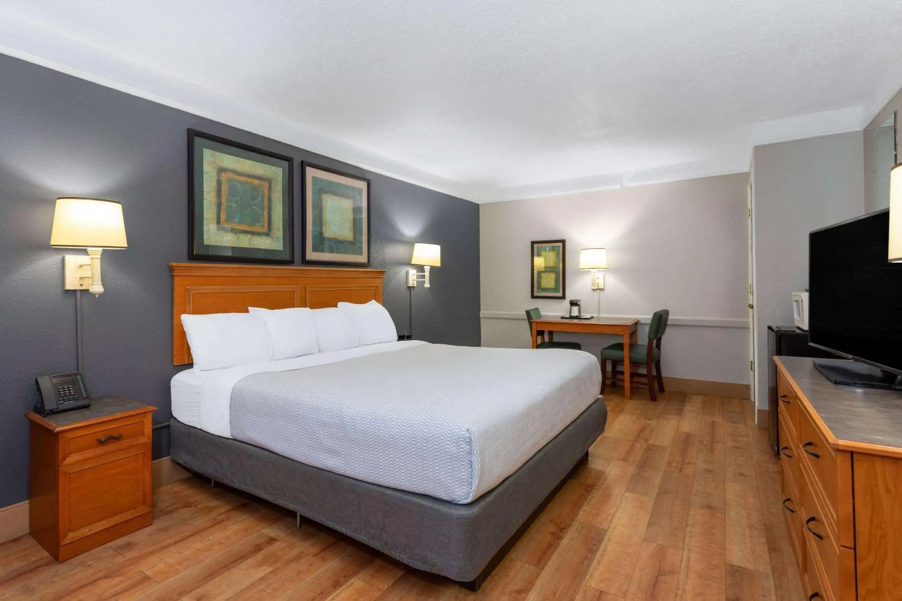 Photo of the whole room, Bed in La Quinta Inn by Wyndham Pensacola