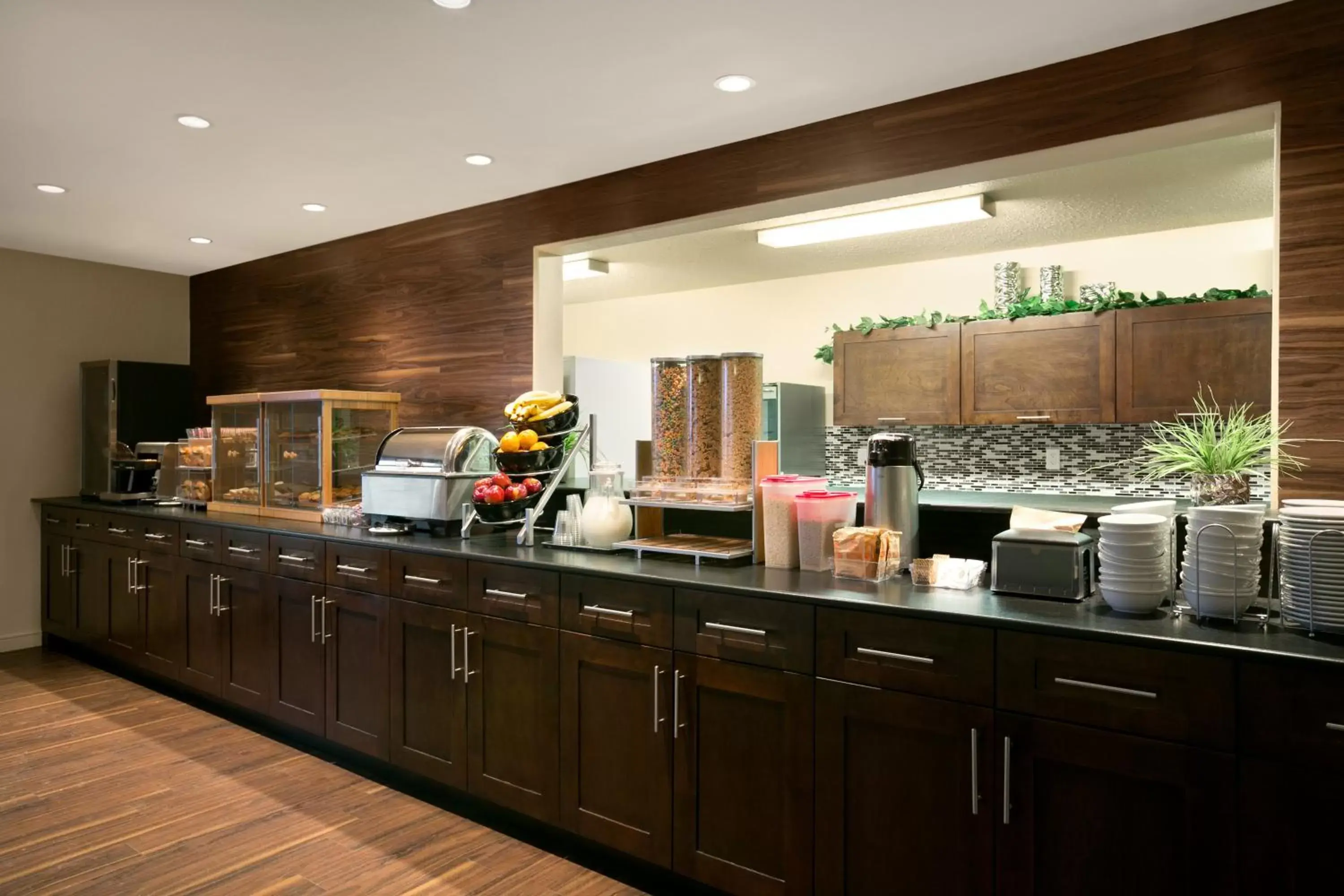 Communal kitchen, Restaurant/Places to Eat in Days Inn by Wyndham Regina