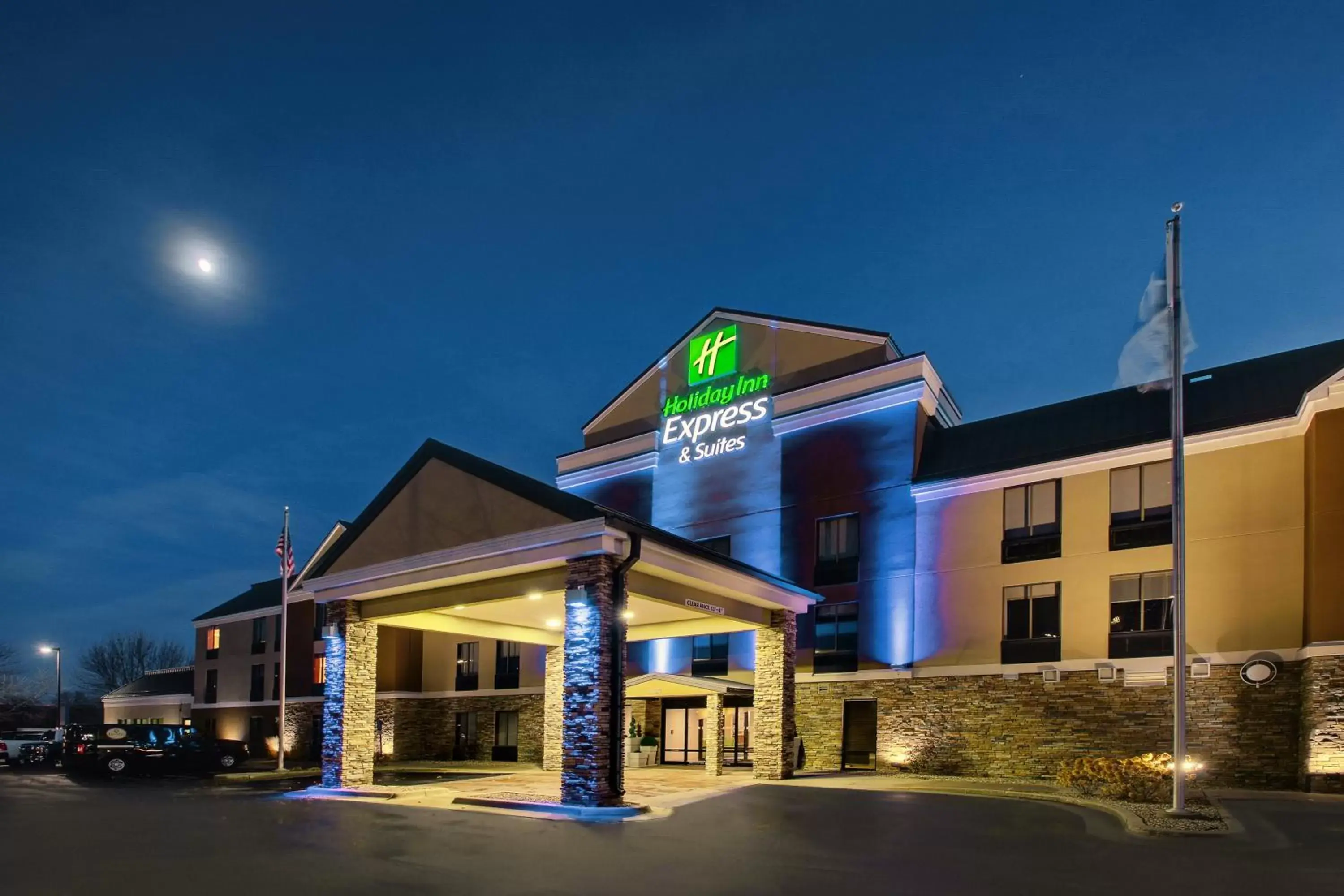 Property building in Holiday Inn Express Hotel & Suites Cedar Rapids I-380 at 33rd Avenue by IHG Property building in Holiday Inn Express Hotel & Suites Cedar Rapids I-380 at 33rd Avenue by IHG