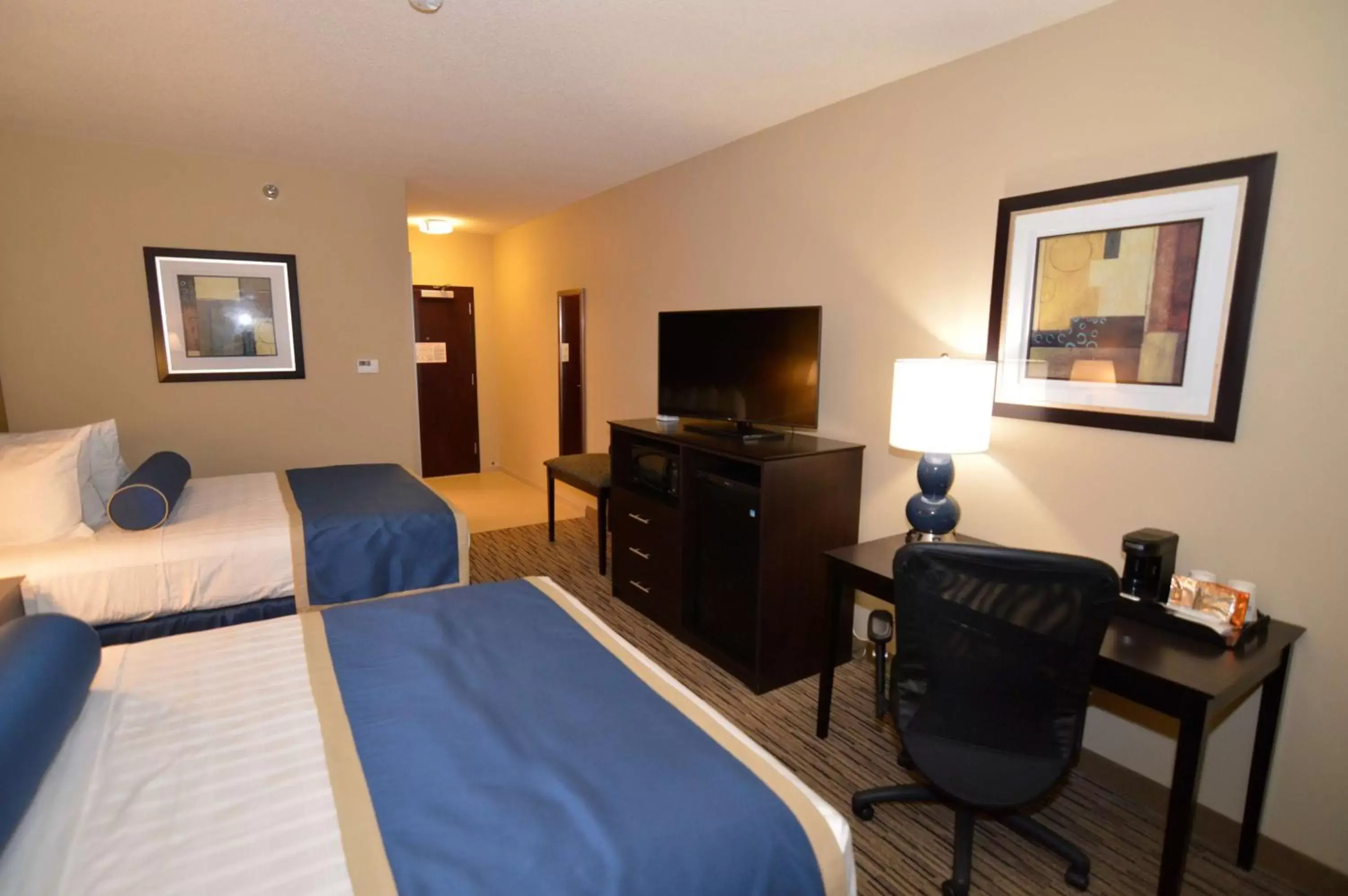 Photo of the whole room, TV/Entertainment Center in Best Western New Albany