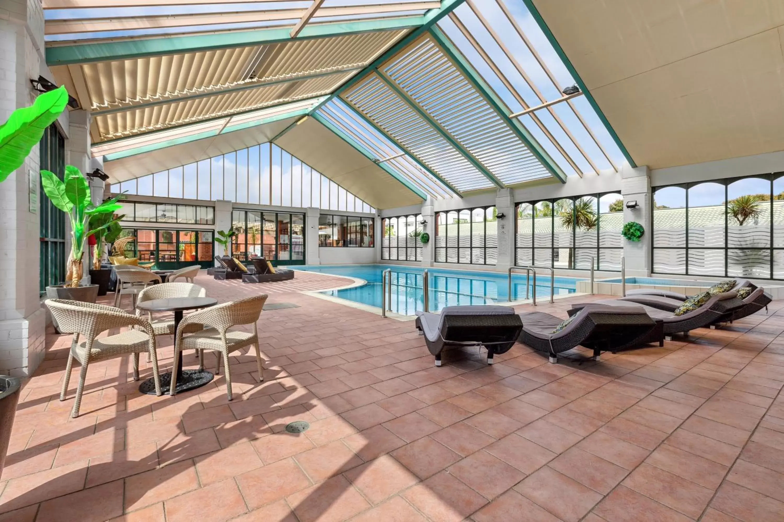 Swimming Pool in All Seasons Resort Hotel Bendigo