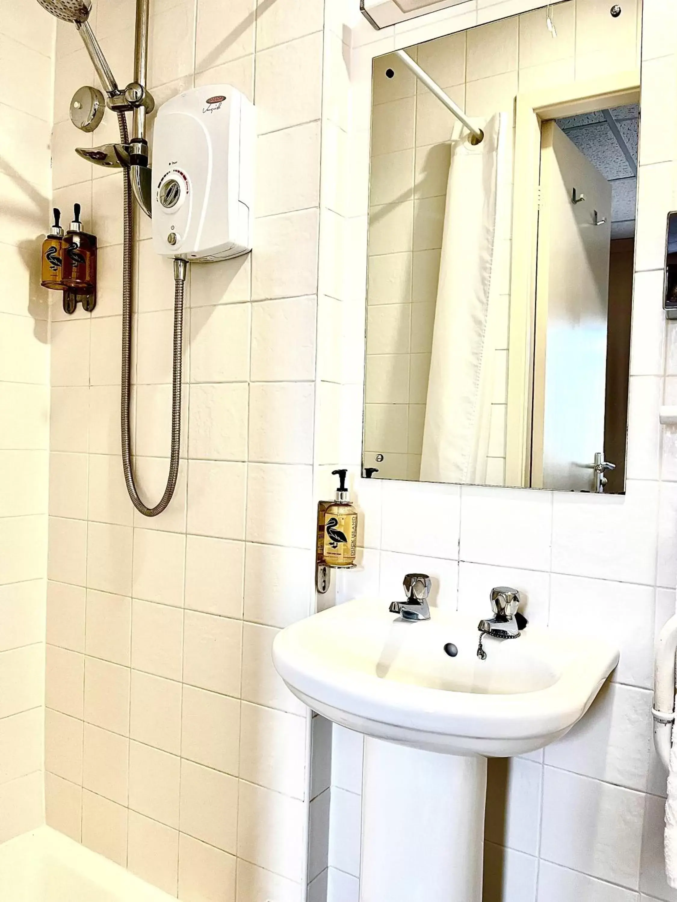 Bathroom in Clifton Court Hotel