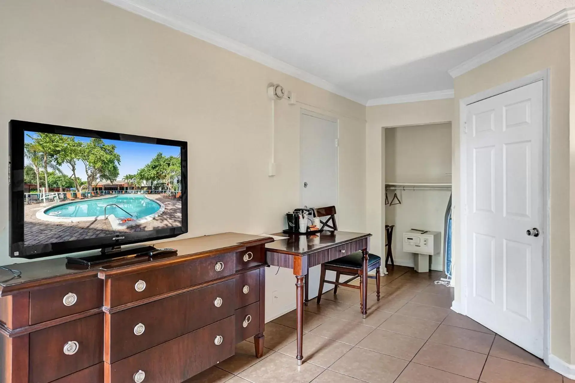 Bedroom, TV/Entertainment Center in Fort Lauderdale Grand Hotel