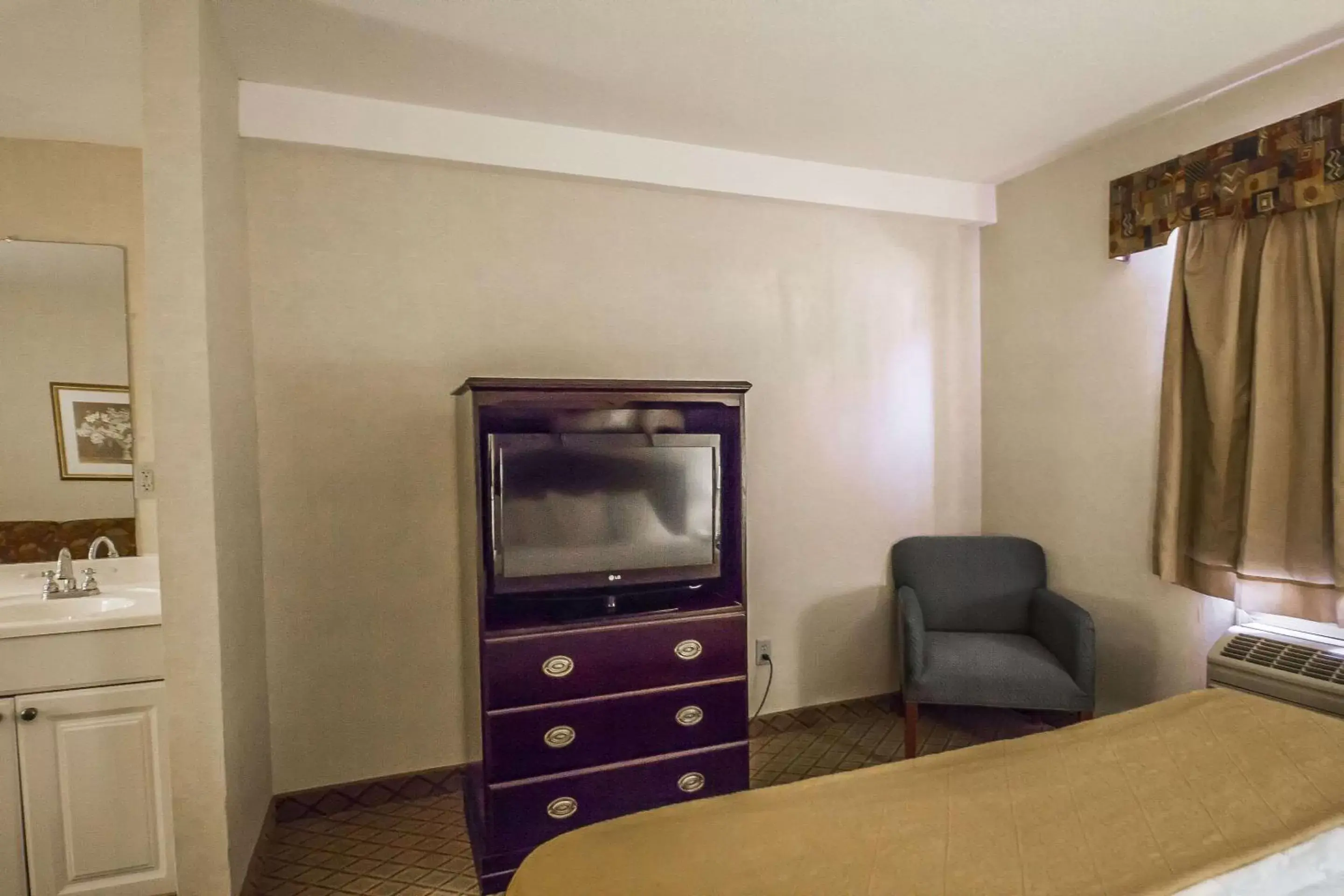 Photo of the whole room, TV/Entertainment Center in Americas Best Value Inn Torrington, CT