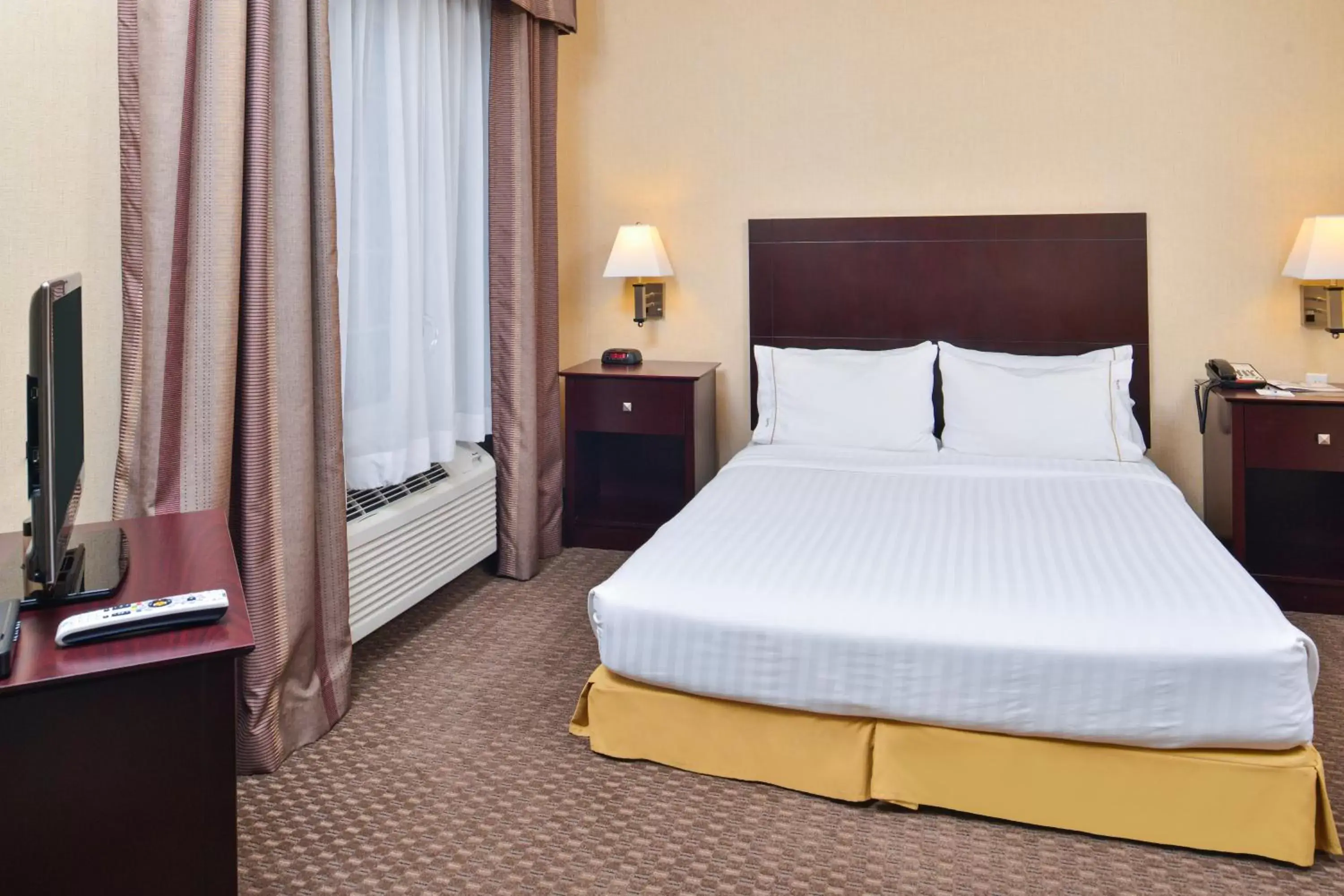 King Suite Deluxe Accessible Tub - Non-Smoking in Holiday Inn Express Hotel & Suites Portland - Jantzen Beach, an IHG Hotel King Suite Deluxe Accessible Tub - Non-Smoking in Holiday Inn Express Hotel & Suites Portland - Jantzen Beach, an IHG Hotel