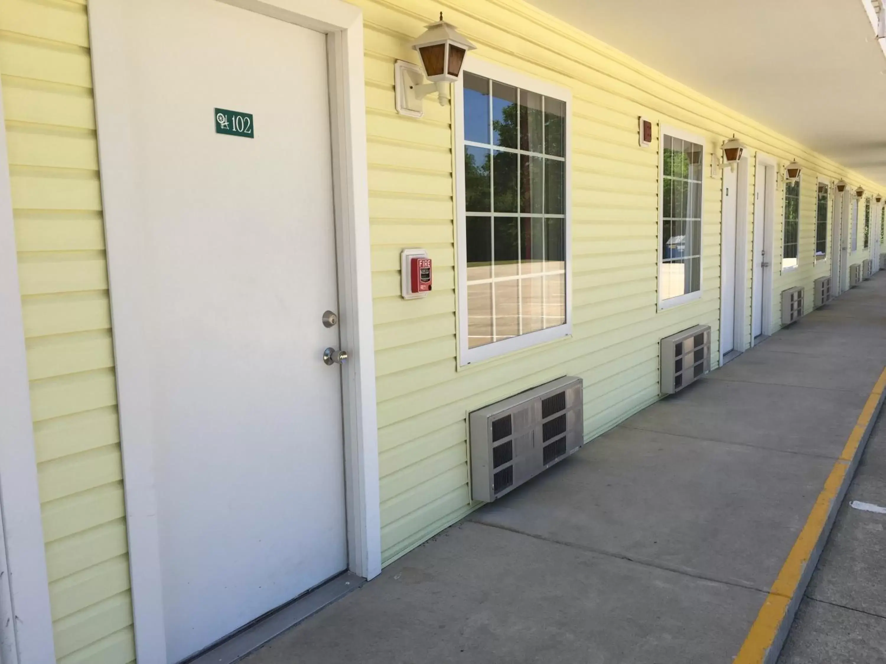 Facade/entrance in Spinning Wheel Inn