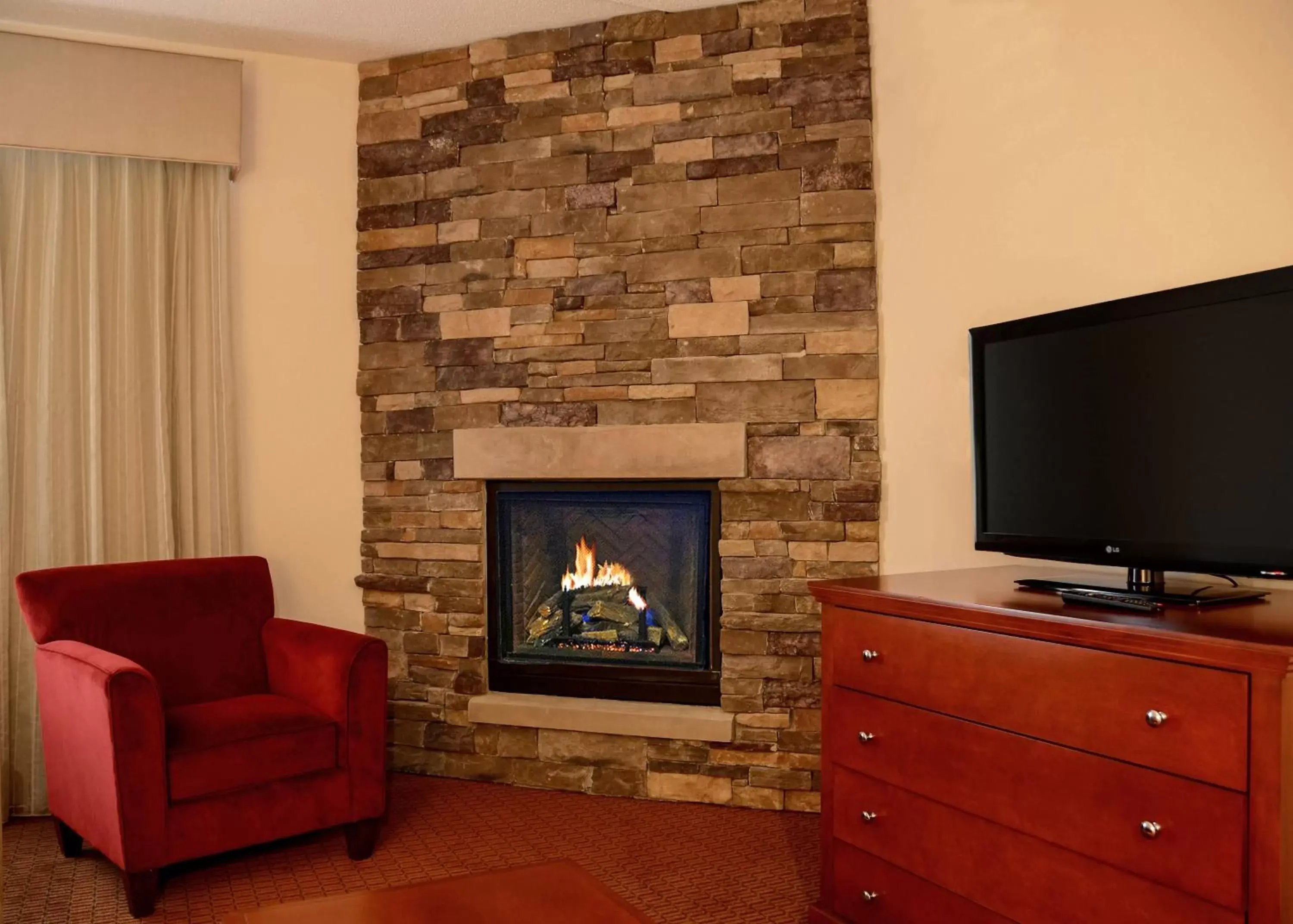 Living room, TV/Entertainment Center in Penn Wells Lodge