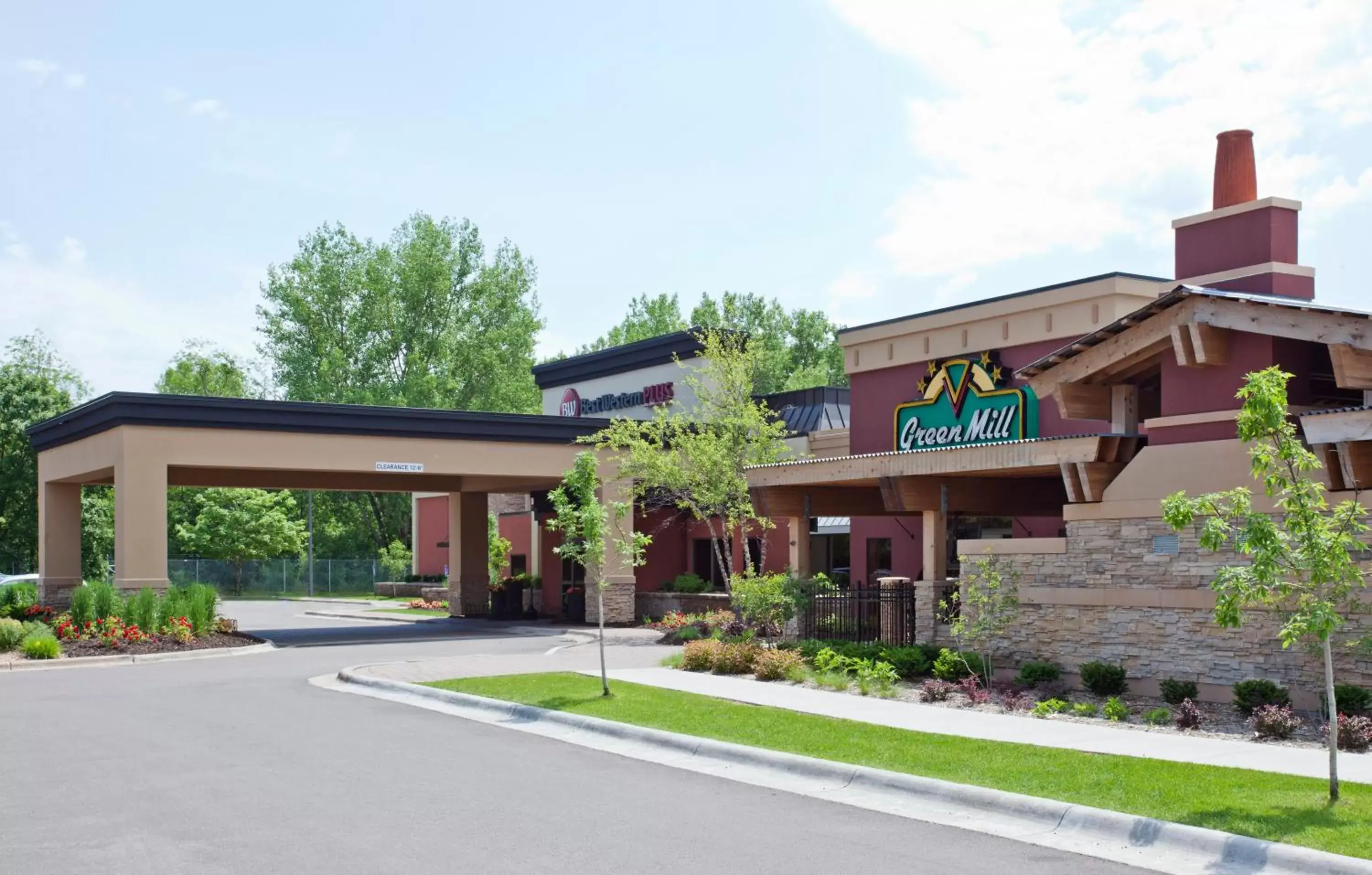 Patio, Property Building in Best Western Plus St. Paul North/Shoreview