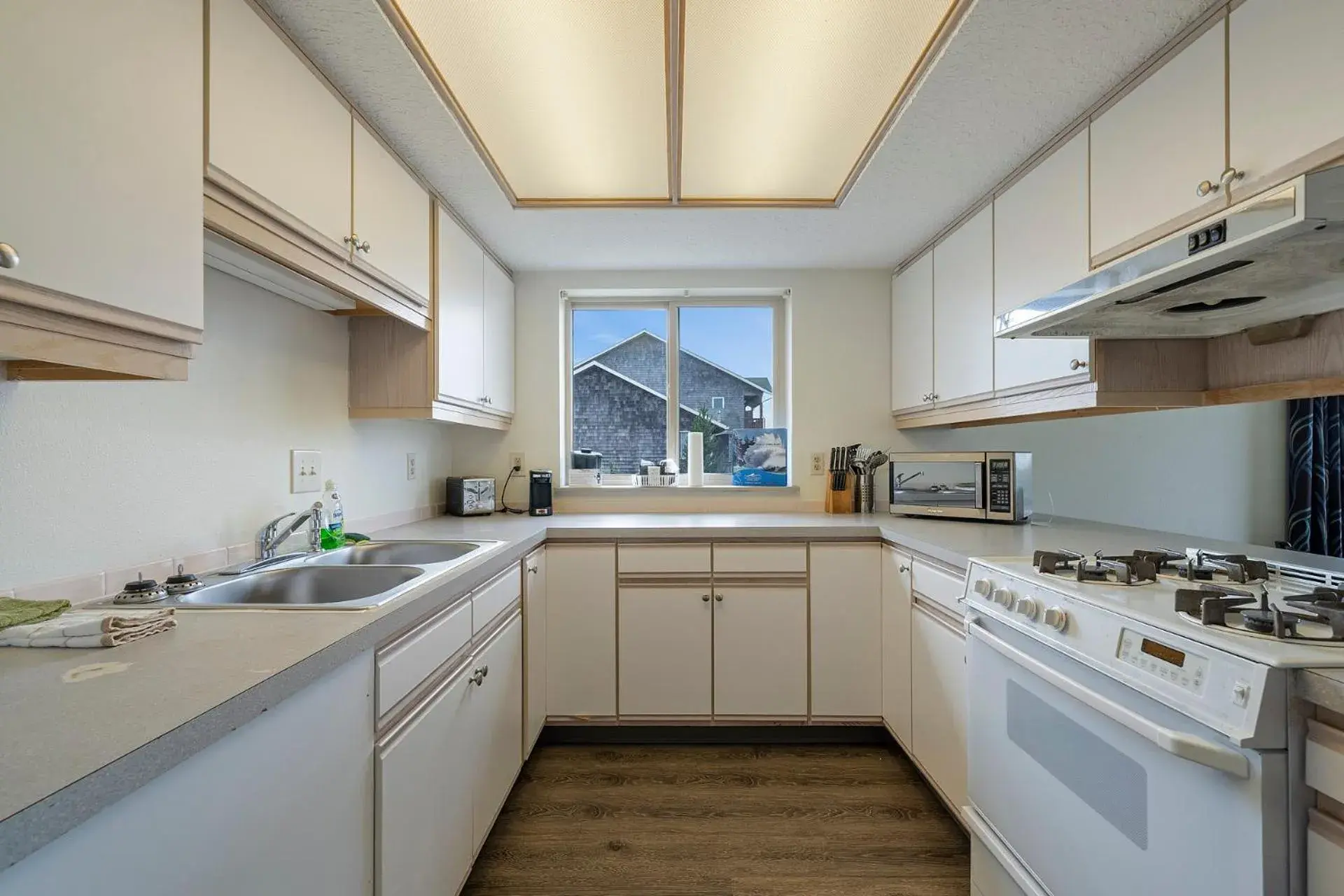 Kitchen/Kitchenette in Oceanview Inn at the Arch