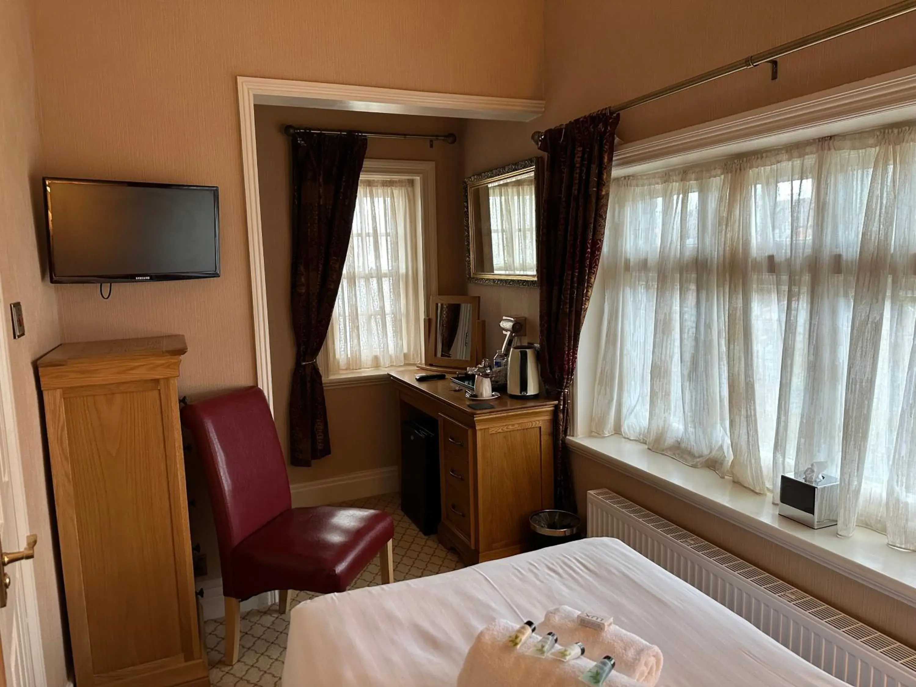 Bedroom, Bed in Chester Court Hotel