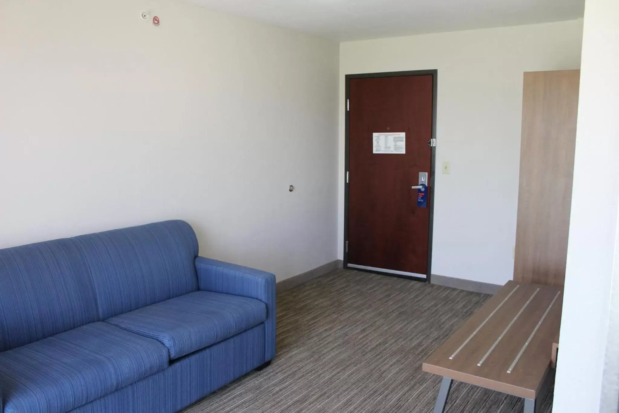 Photo of the whole room, Seating Area in Holiday Inn Express Ponca City, an IHG Hotel