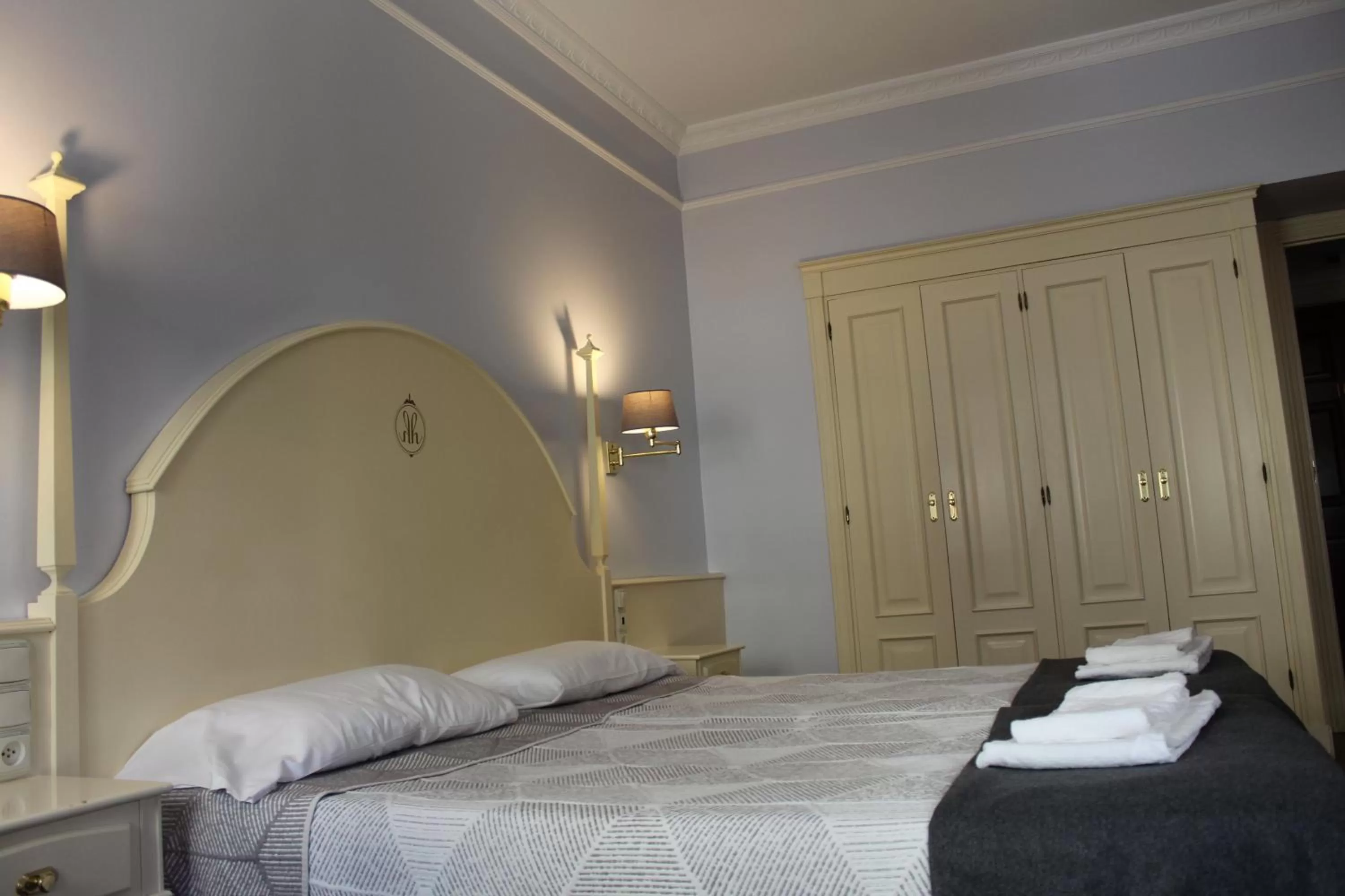 Bed in Hotel Harrison Etxea