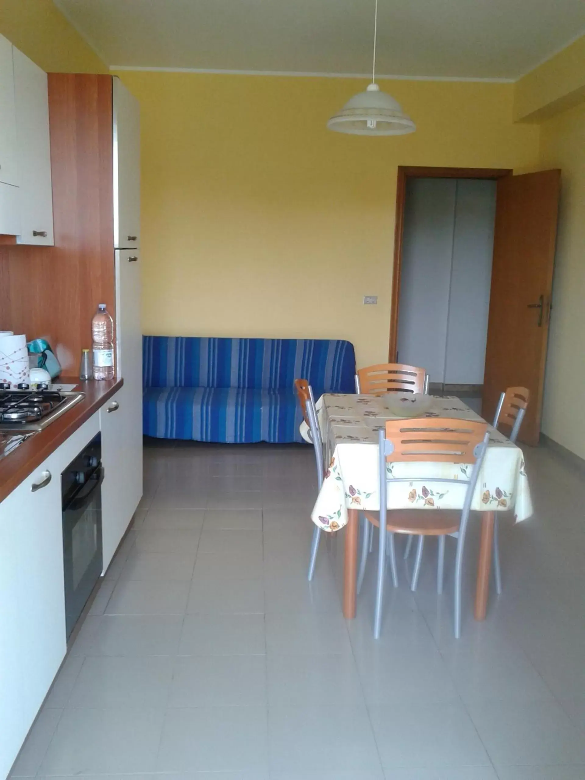 Kitchen or kitchenette, Dining Area in Joanne B&B