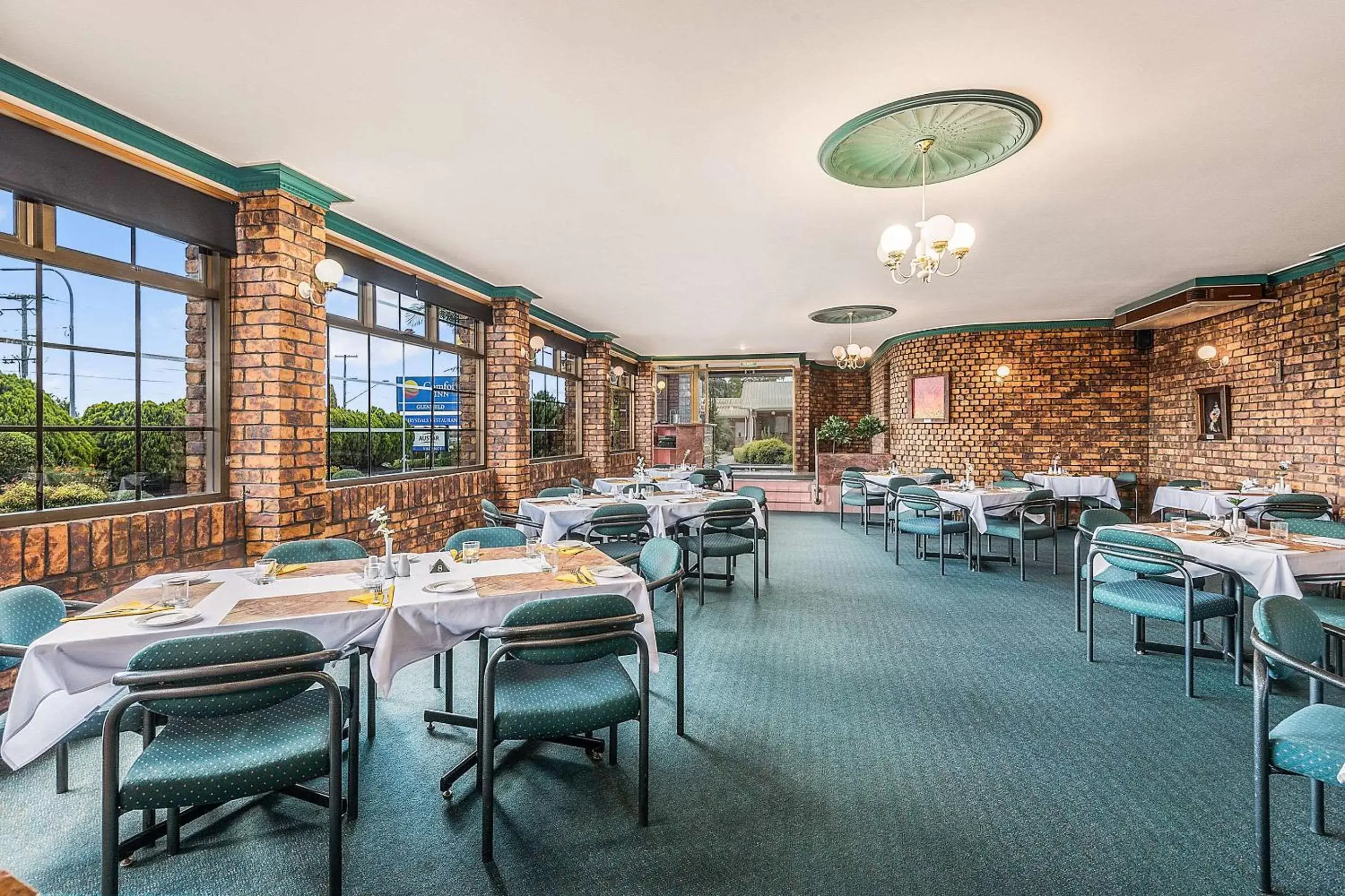 Restaurant/Places to Eat in Comfort Inn Glenfield
