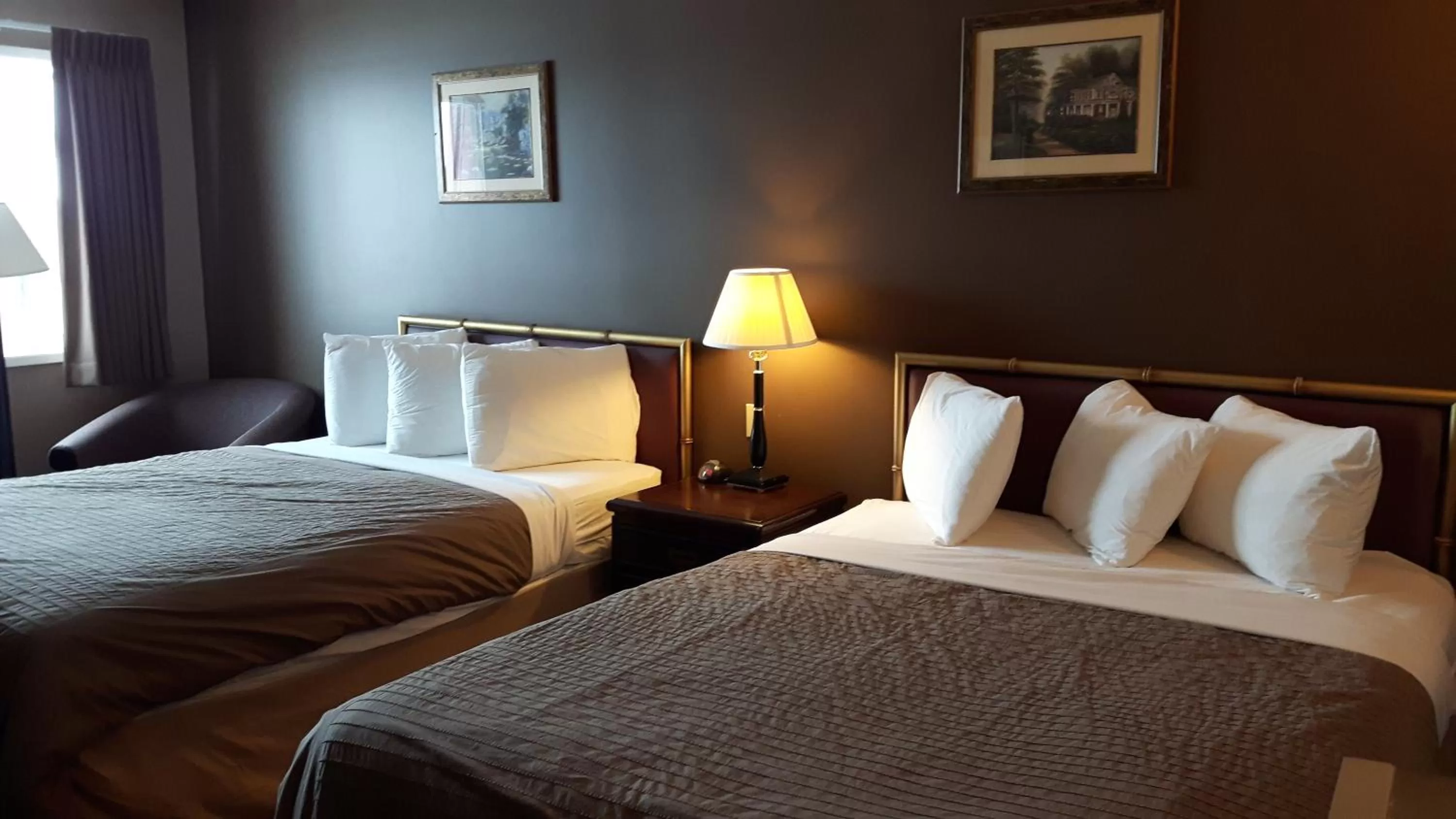 Bed in Canway Inn & Suites