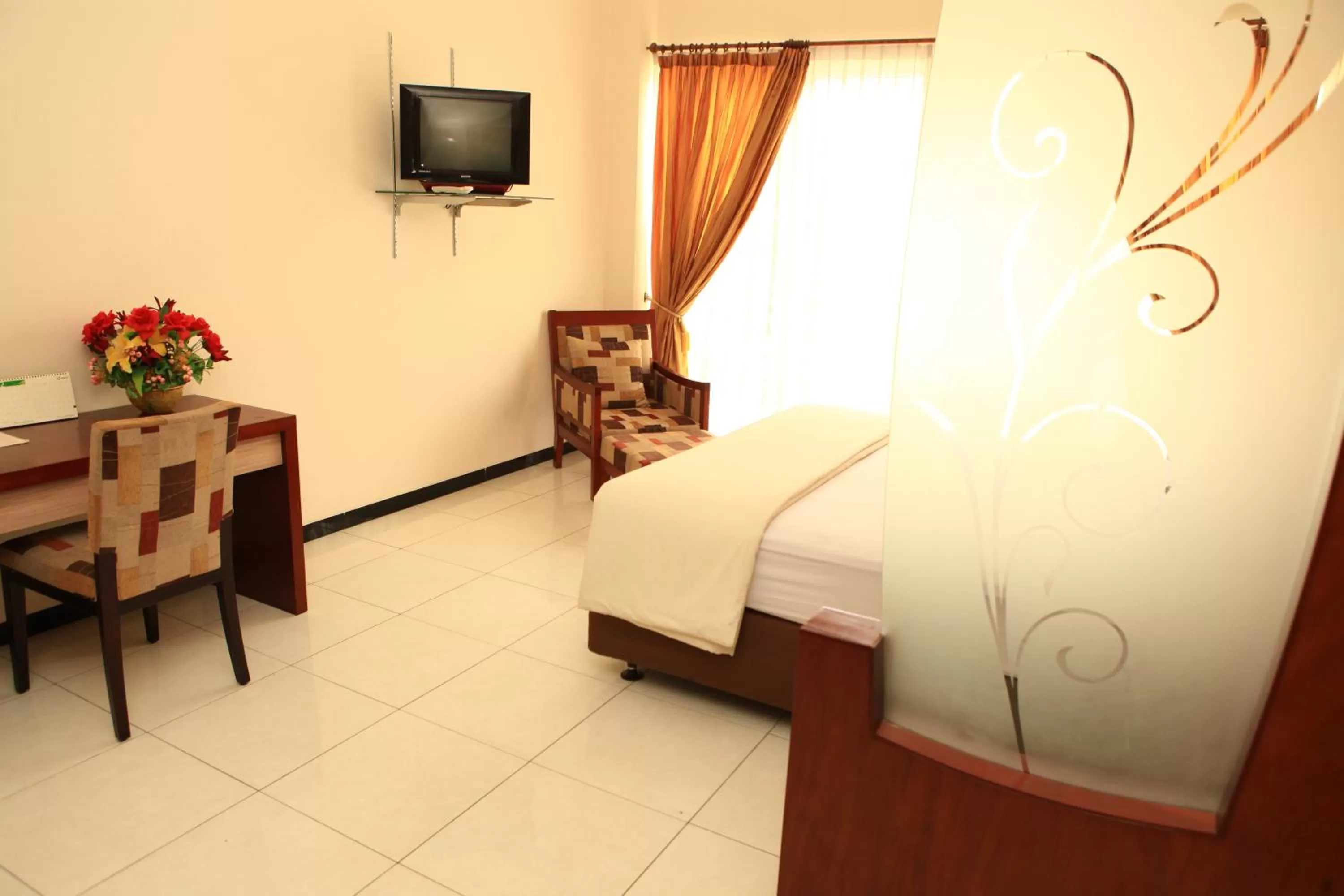 Bedroom, TV/Entertainment Center in Arya Graha Semarang