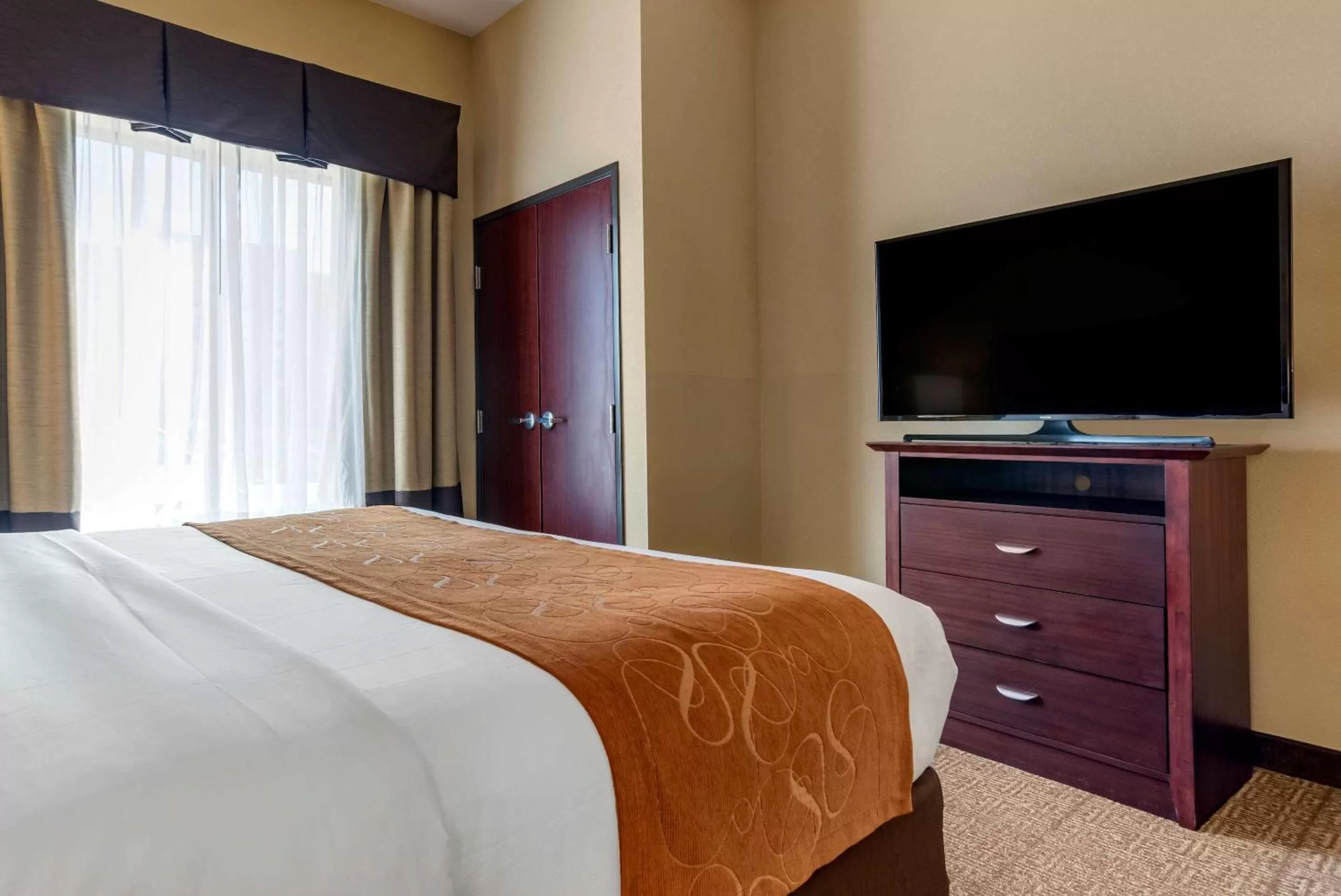 Photo of the whole room, Bed in Comfort Suites Airport South