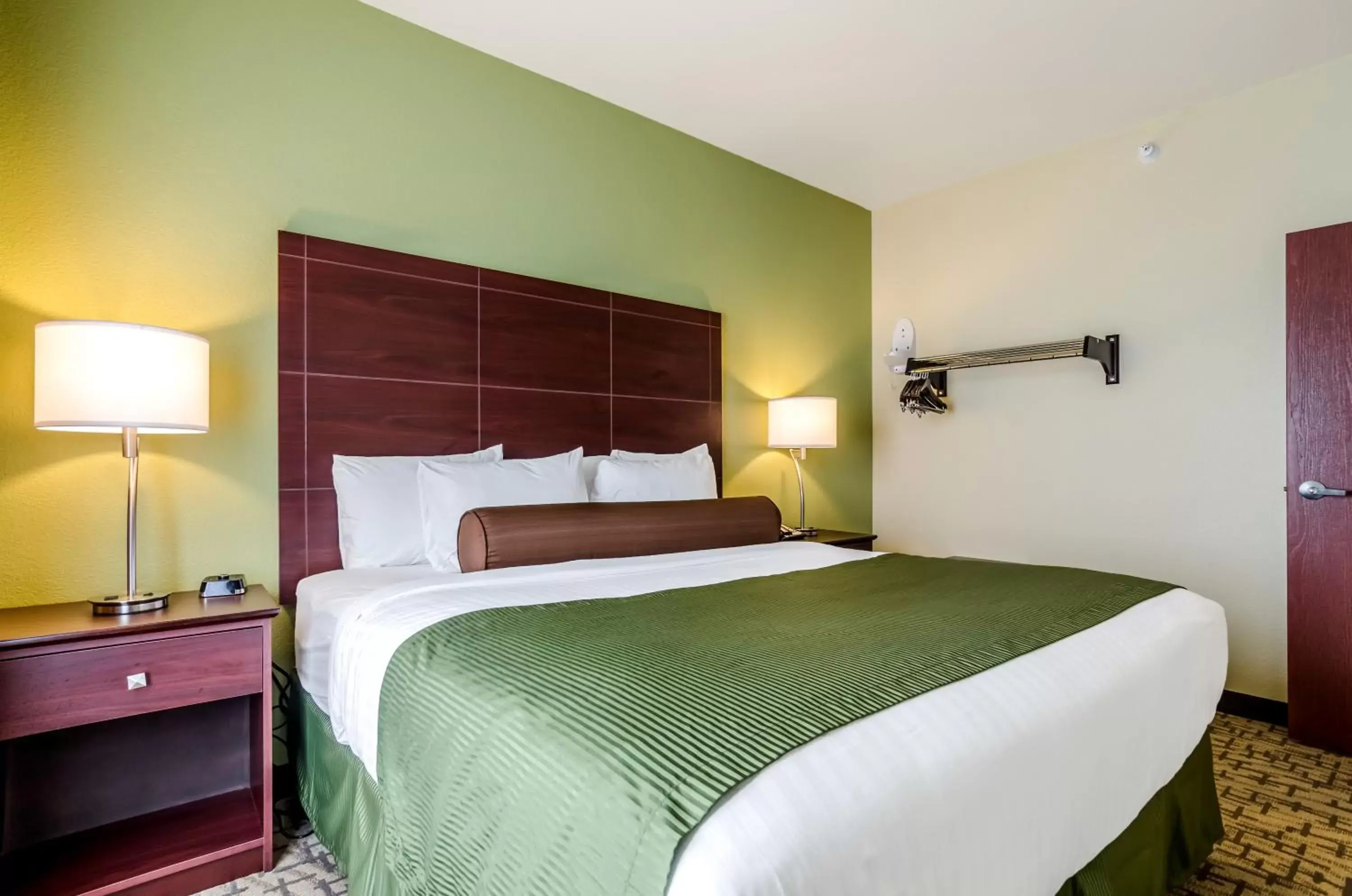 Bed in Cobblestone Hotel & Suites - McCook