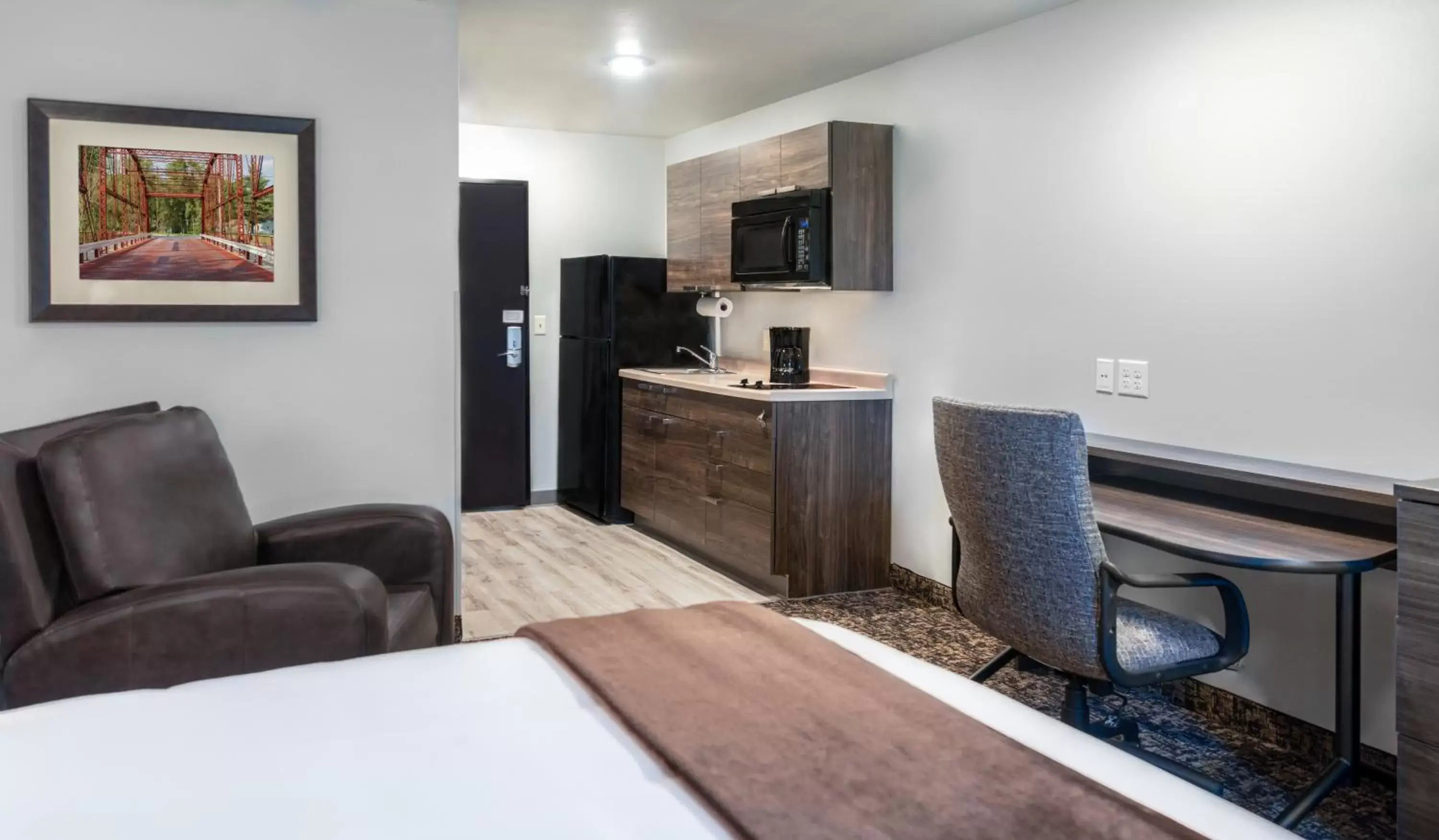 Kitchen or kitchenette, Seating Area in My Place Hotel-Medford, OR