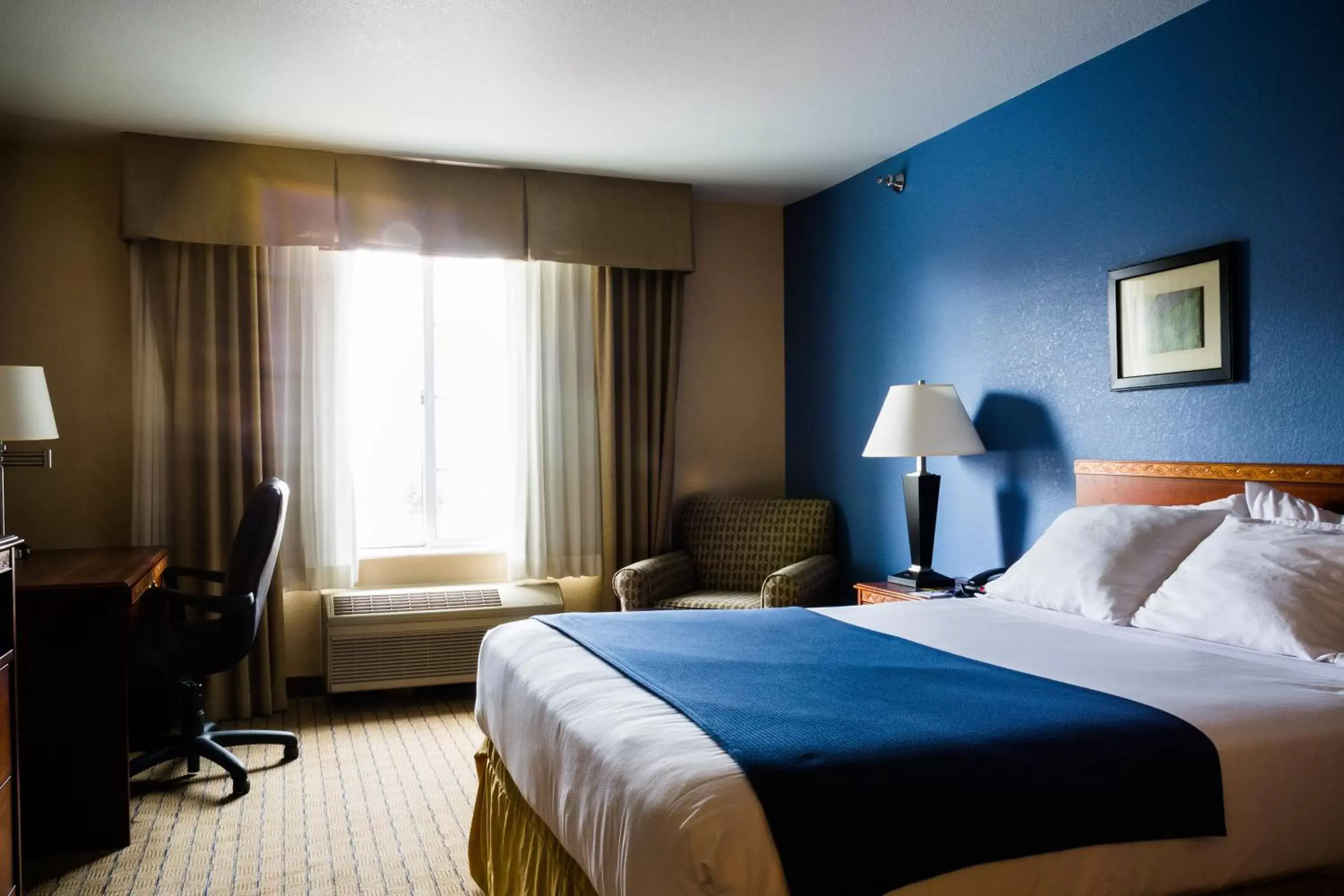 Bed in Holiday Inn Express Hotel & Suites Acme-Traverse City, an IHG Hotel