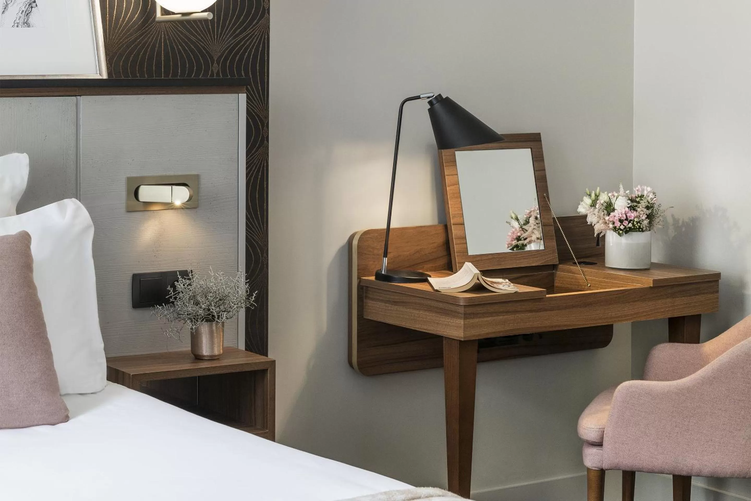 Decorative detail, Bed in Best Western Plus La Demeure