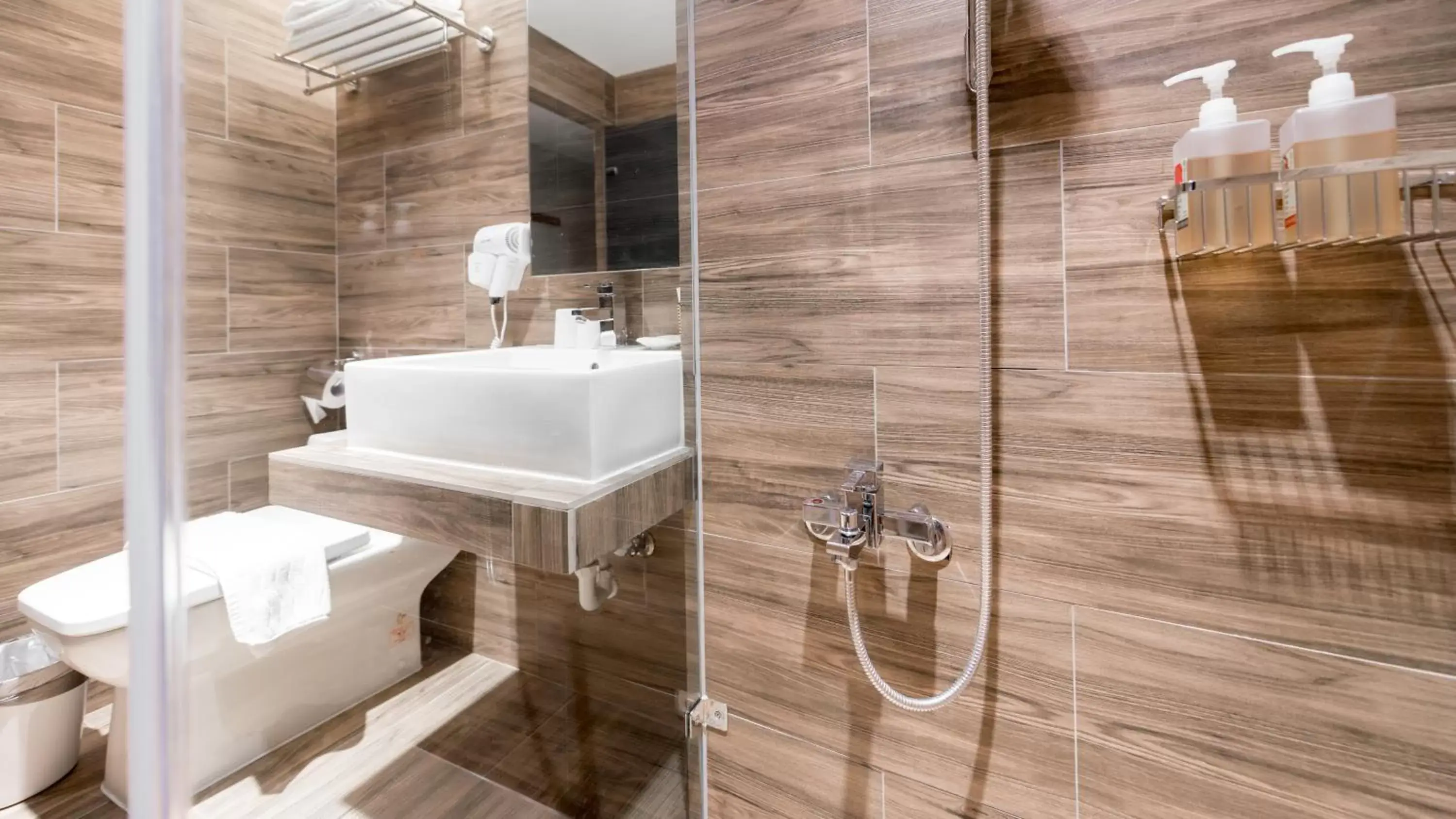 Shower, Bathroom in Wountain Hotel
