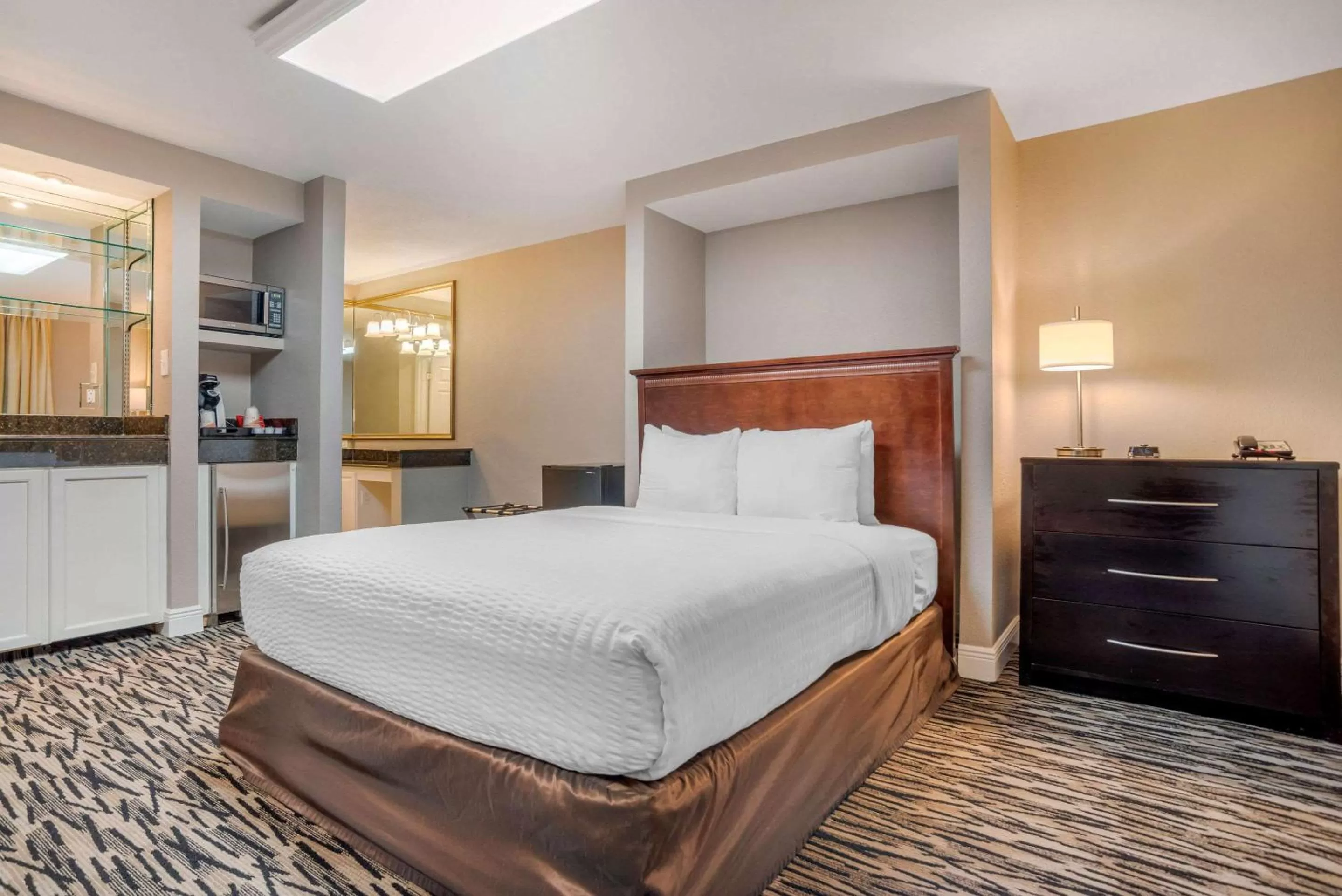 Photo of the whole room, Bed in Clarion Inn Conference Center