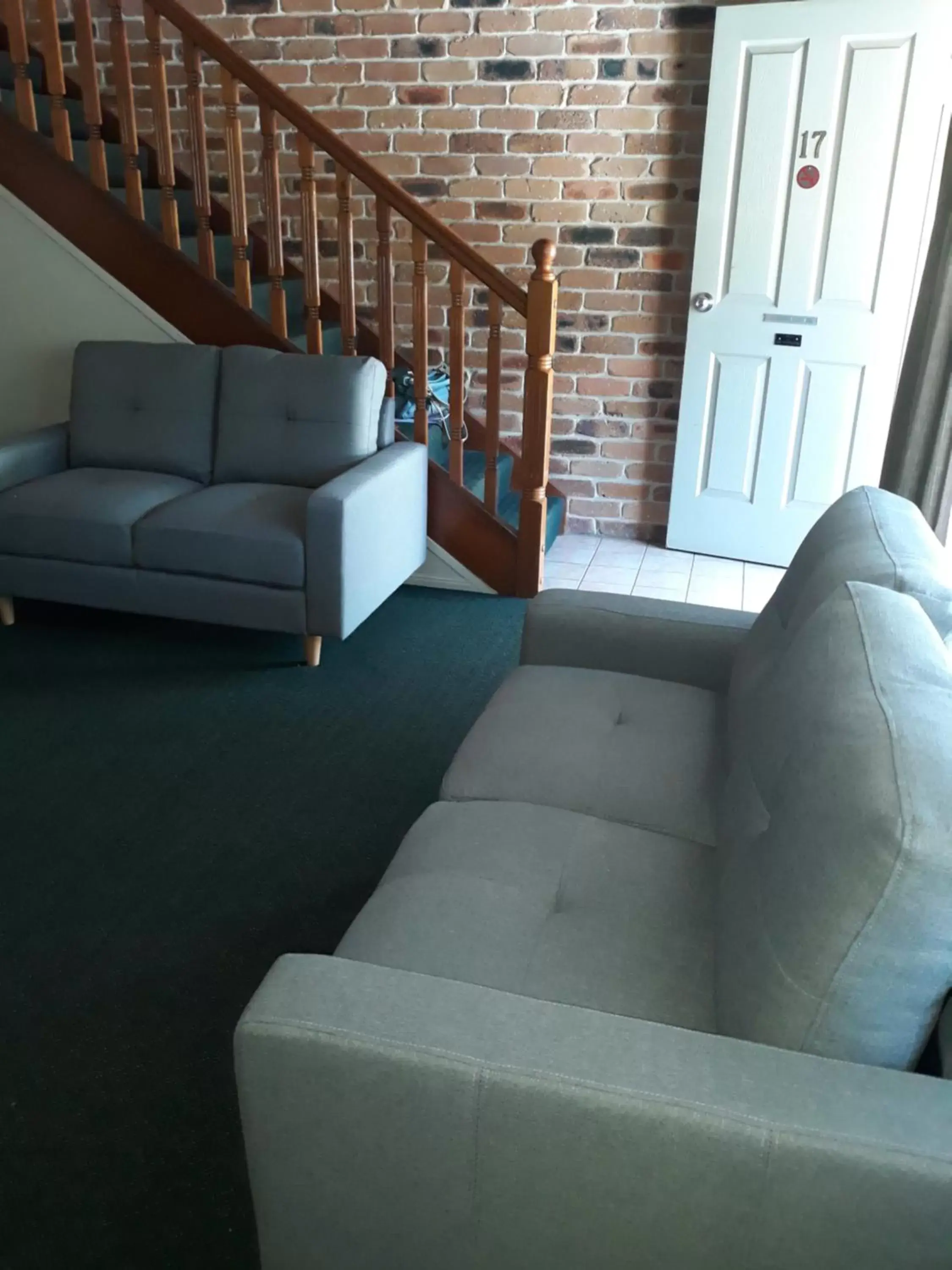 Living room, Seating Area in Country Gardens Motor Inn