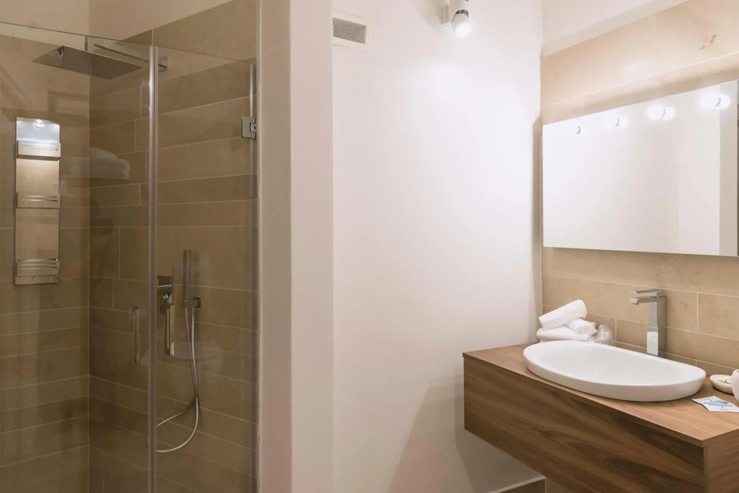 Shower, Bathroom in Albergo Del Sedile